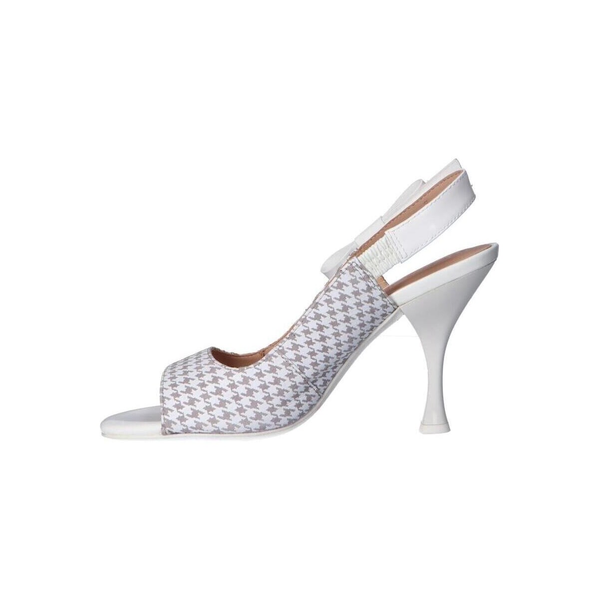 Sapato de salto alto branco com padrão pied-de-poule cinza e tira no calcanhar
