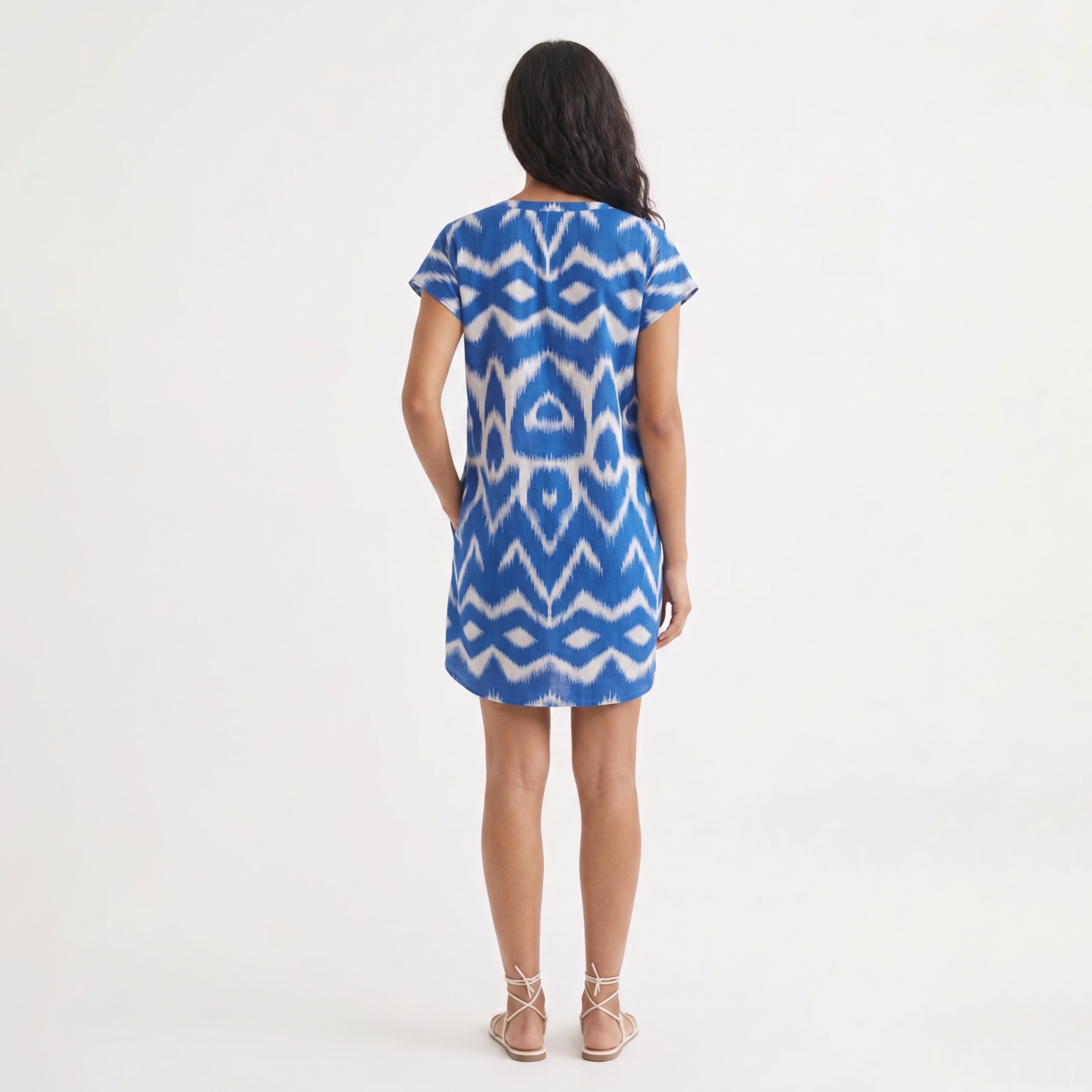 Vestido curto azul com padrão branco visto de costas