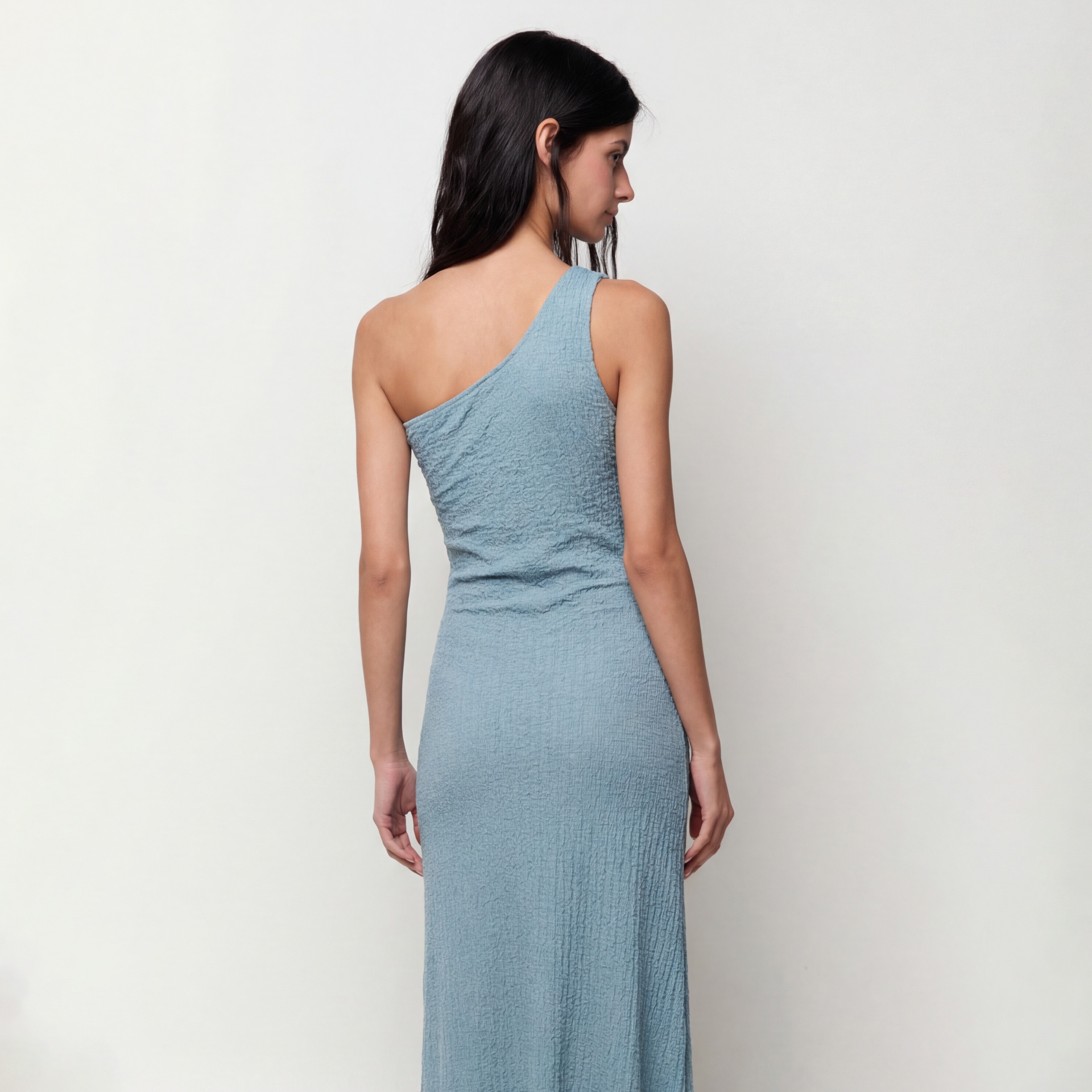 Vestido comprido azul claro de uma alça só com textura canelada
