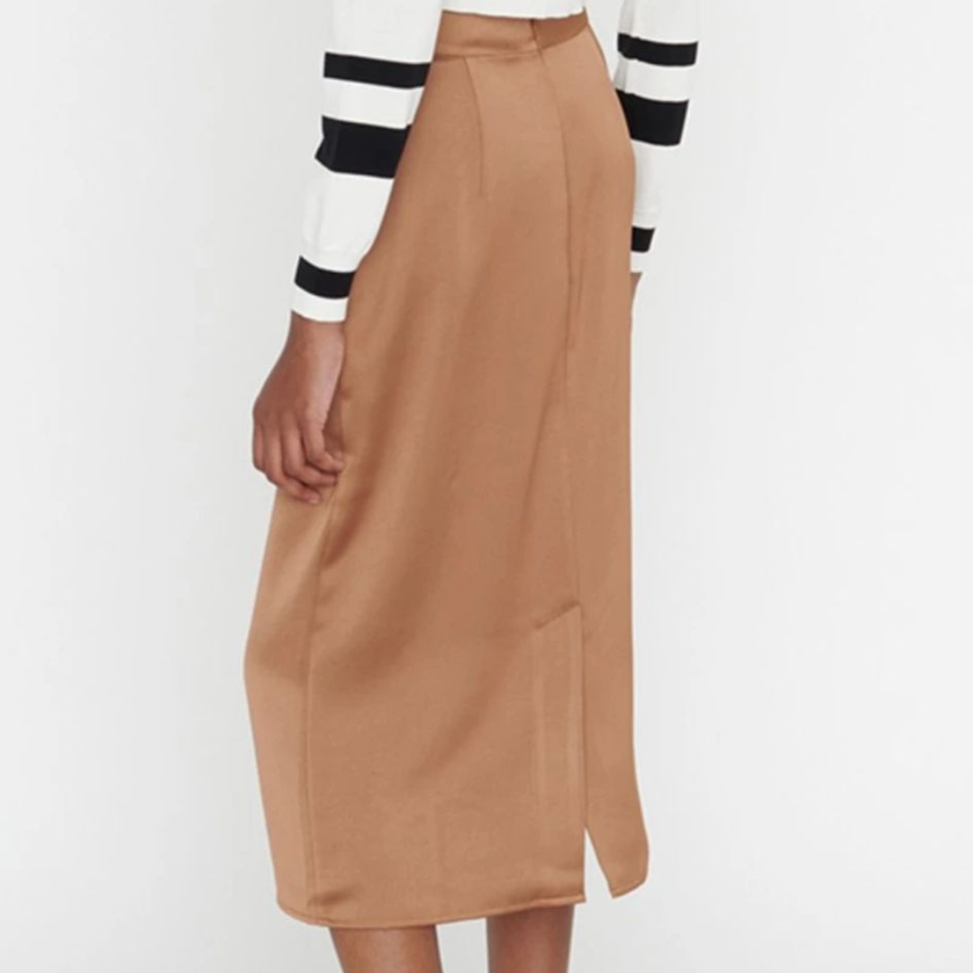 Saia midi castanha com racha atrás e camisola branca com riscas pretas