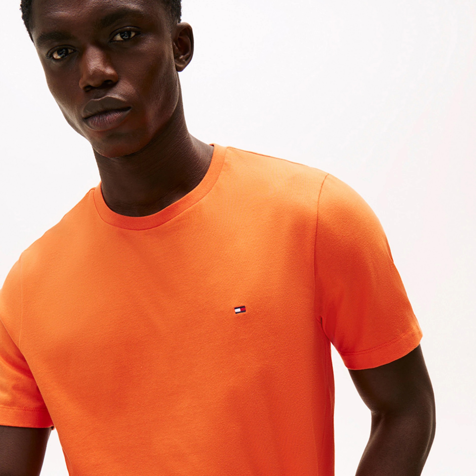 T-shirt unissexo laranja com logótipo bordado no peito