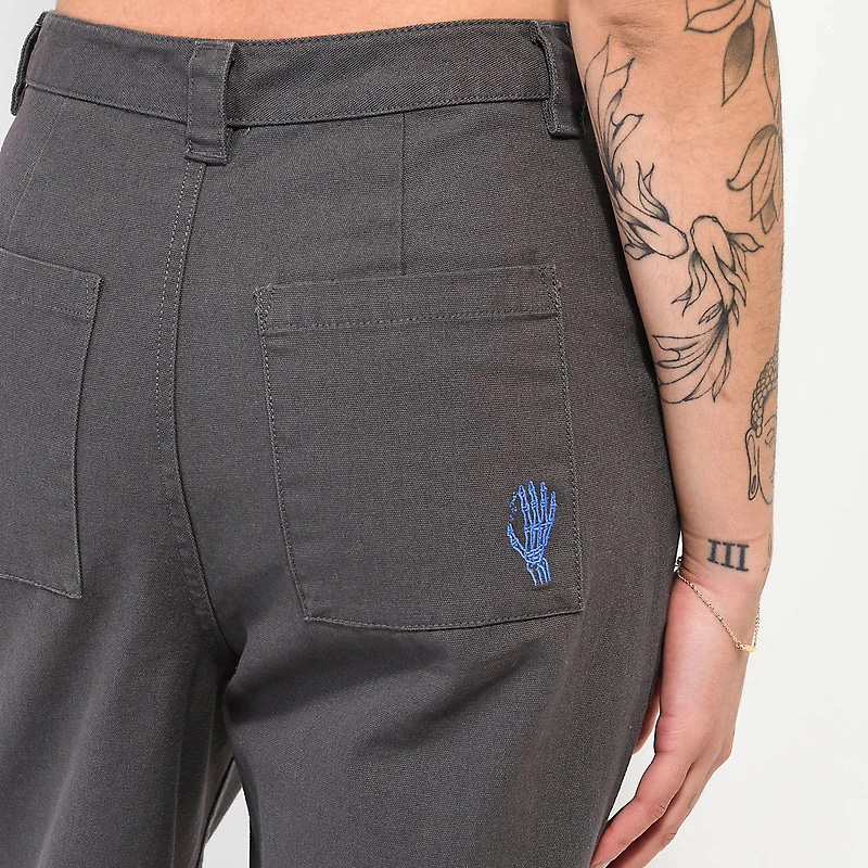Calças cinzentas com bolsos traseiros e bordado azul de mão esqueleto