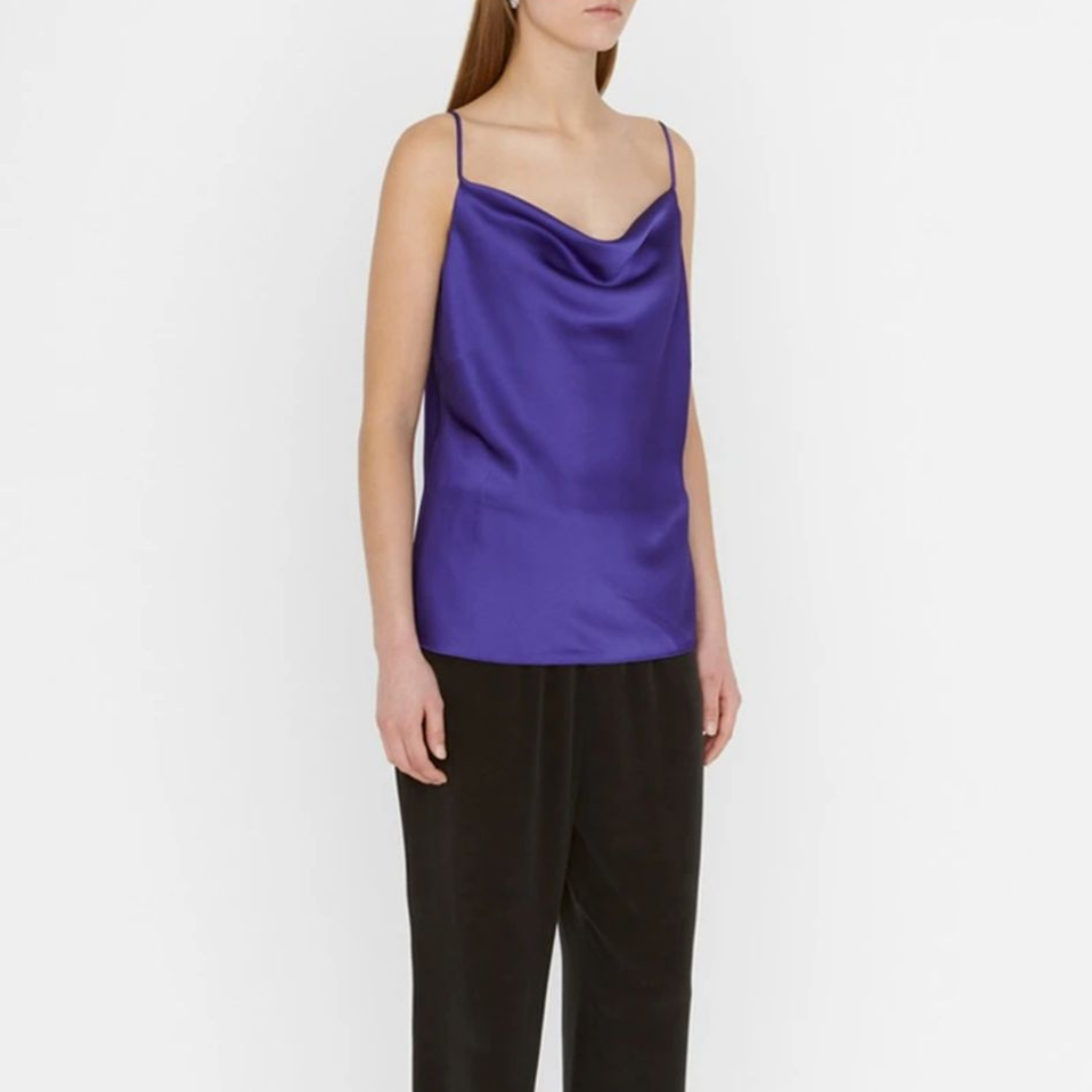 Top feminino azul acetinado com alças finas e calças pretas