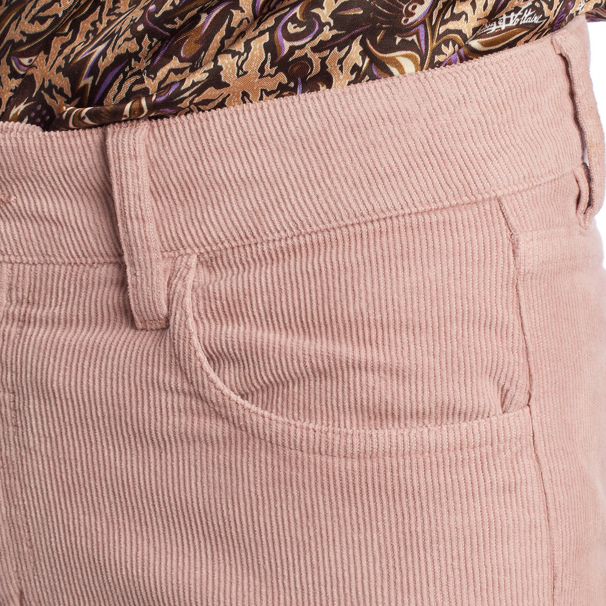 Calças de veludo cotelê rosa claro com bolso frontal e camisa estampada