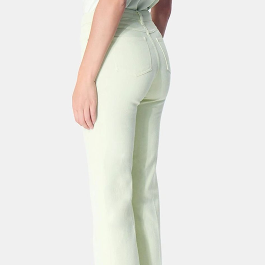 Calças claras de corte reto com bolsos traseiros quadrados