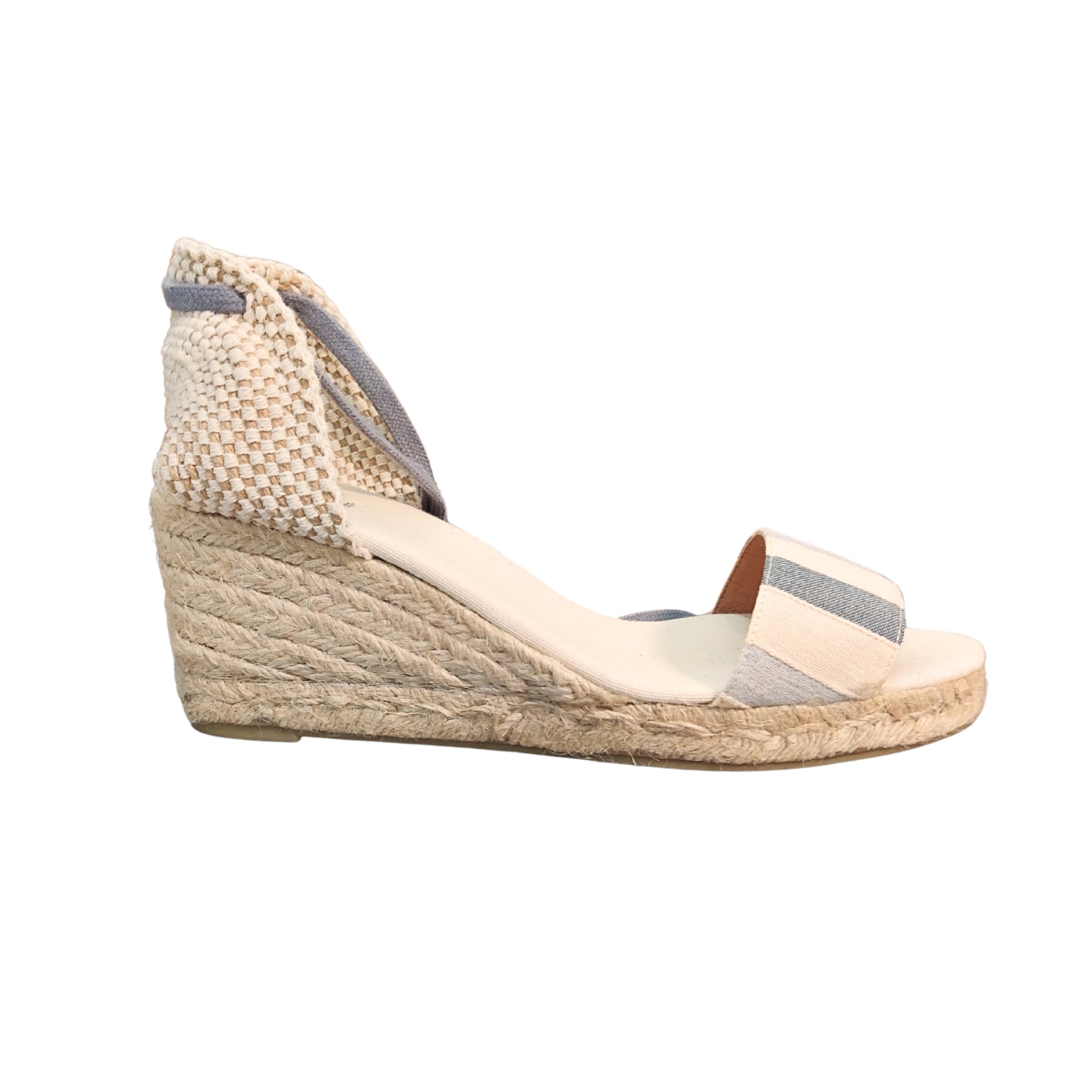 Sandália feminina com cunha alta em cortiça e parte superior em tecido listrado bege, cinzento e branco.