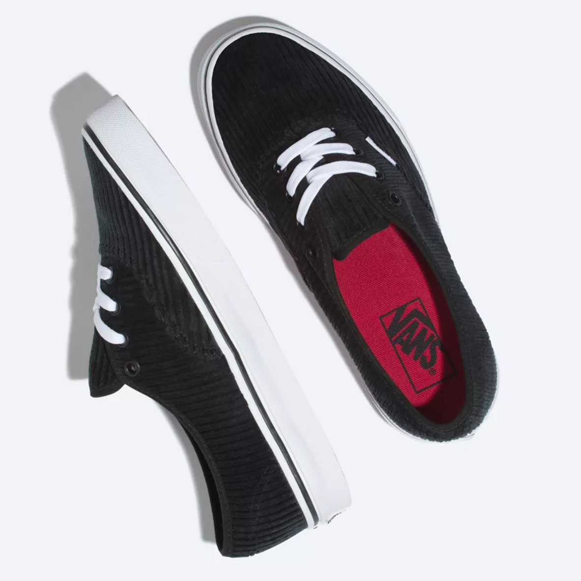 Sapatilhas Vans pretas com atacadores brancos e interior vermelho com logótipo