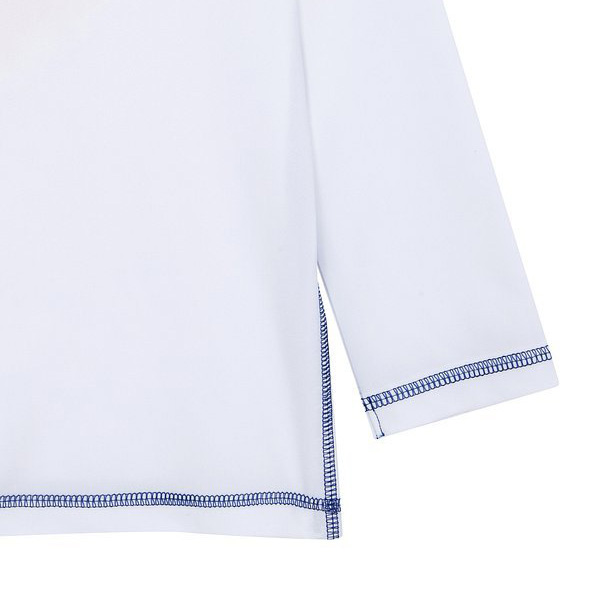 Parte inferior e manga de camisola branca com costuras azuis