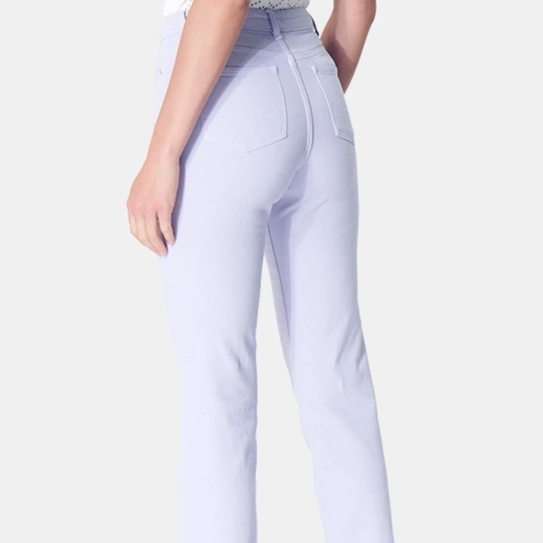 Calças lilás claro vistas de trás com bolsos e cintura subida