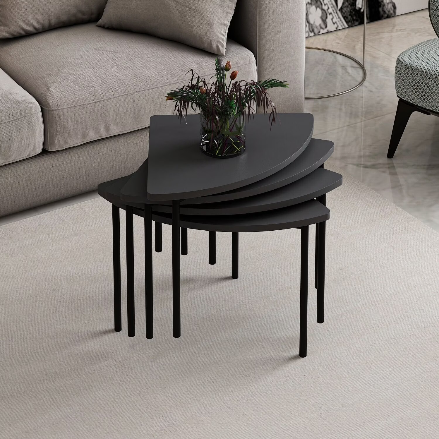 Conjunto de três mesas de centro triangulares cinzentas com pernas pretas
