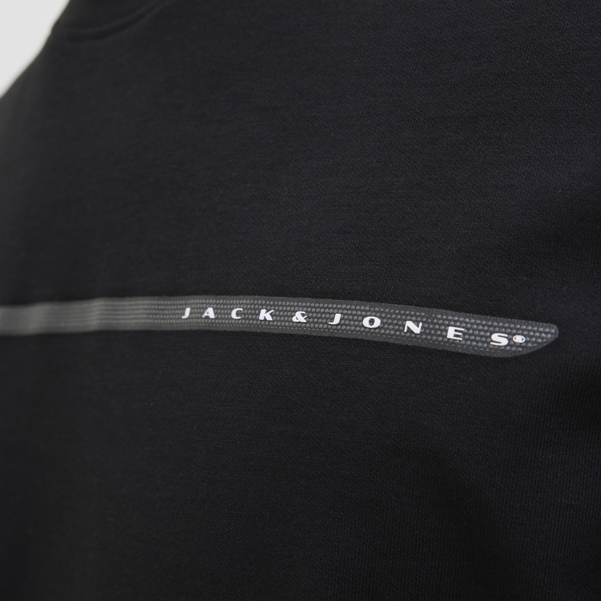Tecido preto com fita cinzenta e texto JACK & JONES