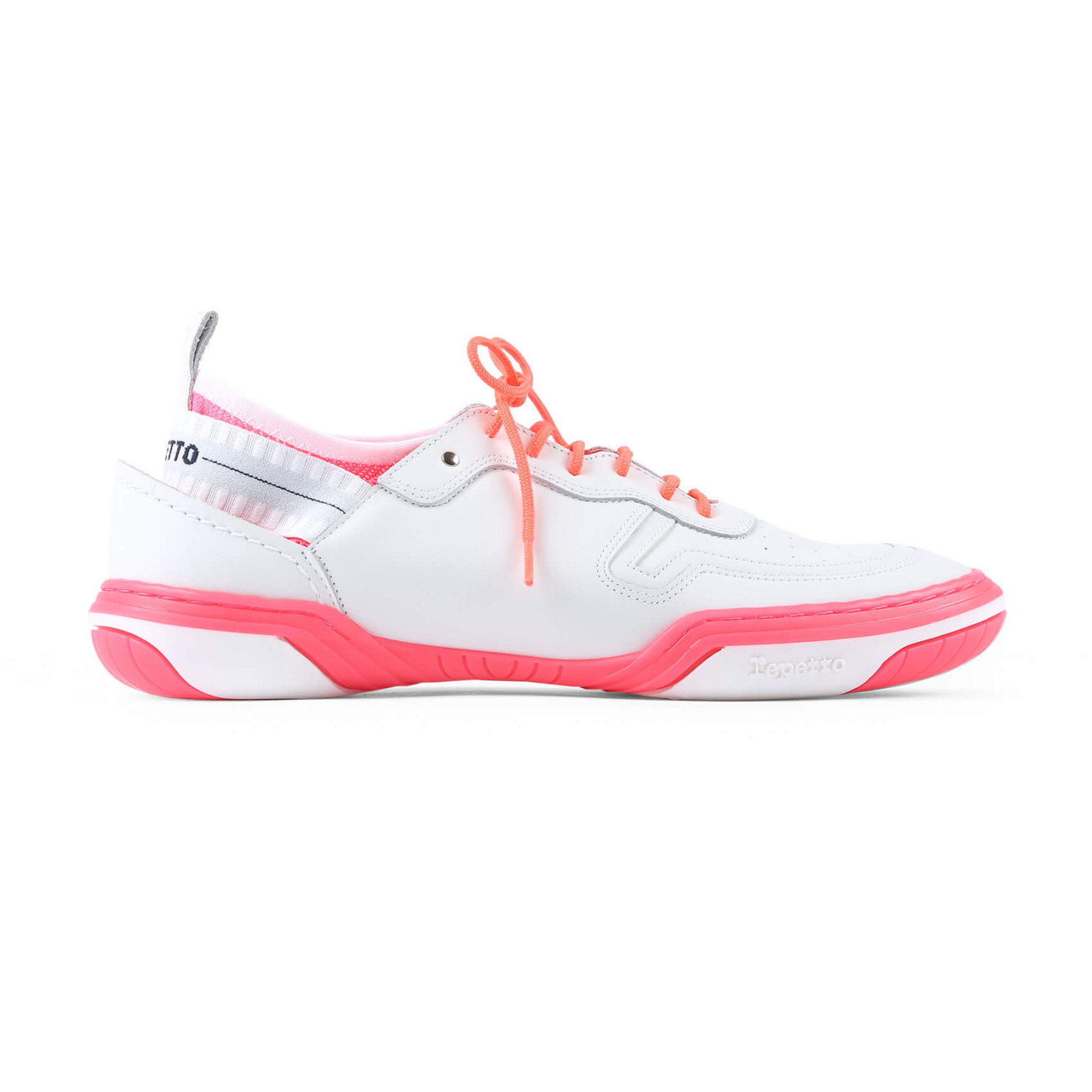 Ténis branco com sola e atacadores cor de rosa e inscrição Repetto.
