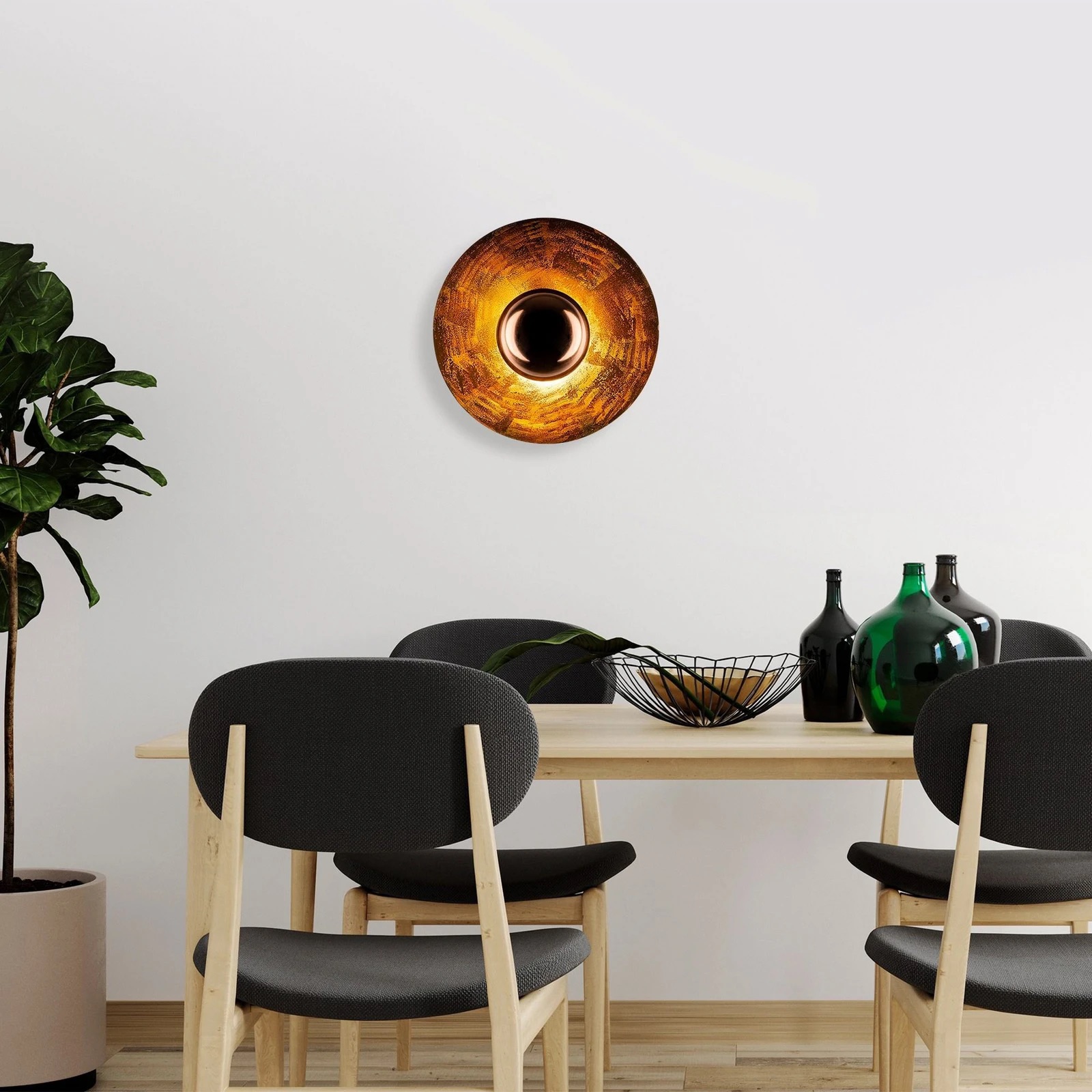 Lâmpada de parede circular amarelo alaranjado e cobre em mesa e cadeiras na sala