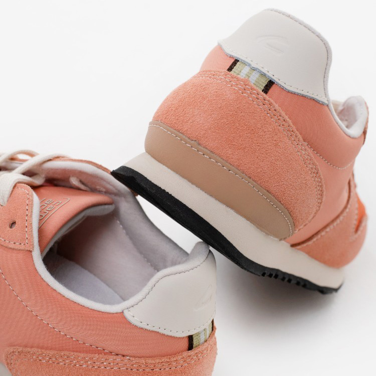 Tênis salmão com detalhes brancos e bege em fundo branco