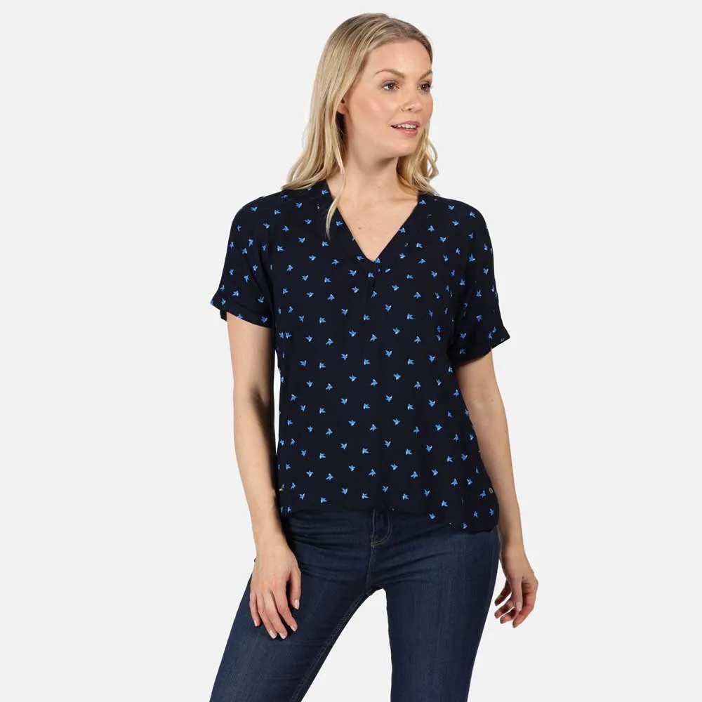 Blusa feminina preta com flores azuis e decote em V