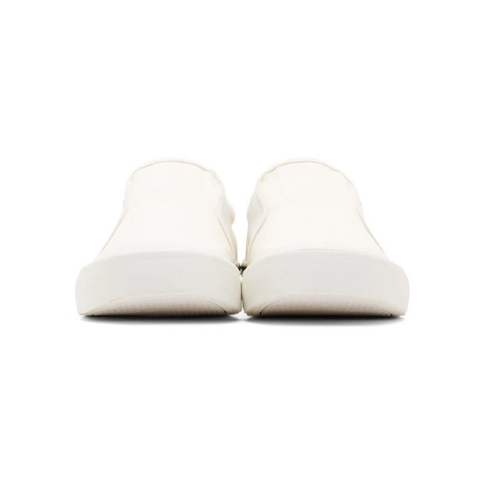 Sapatos brancos minimalistas com sola branca