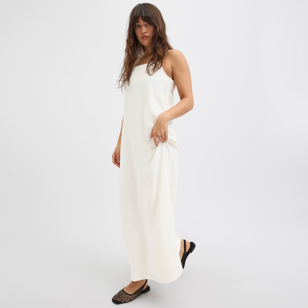 Vestido comprido branco com alças finas em fundo branco