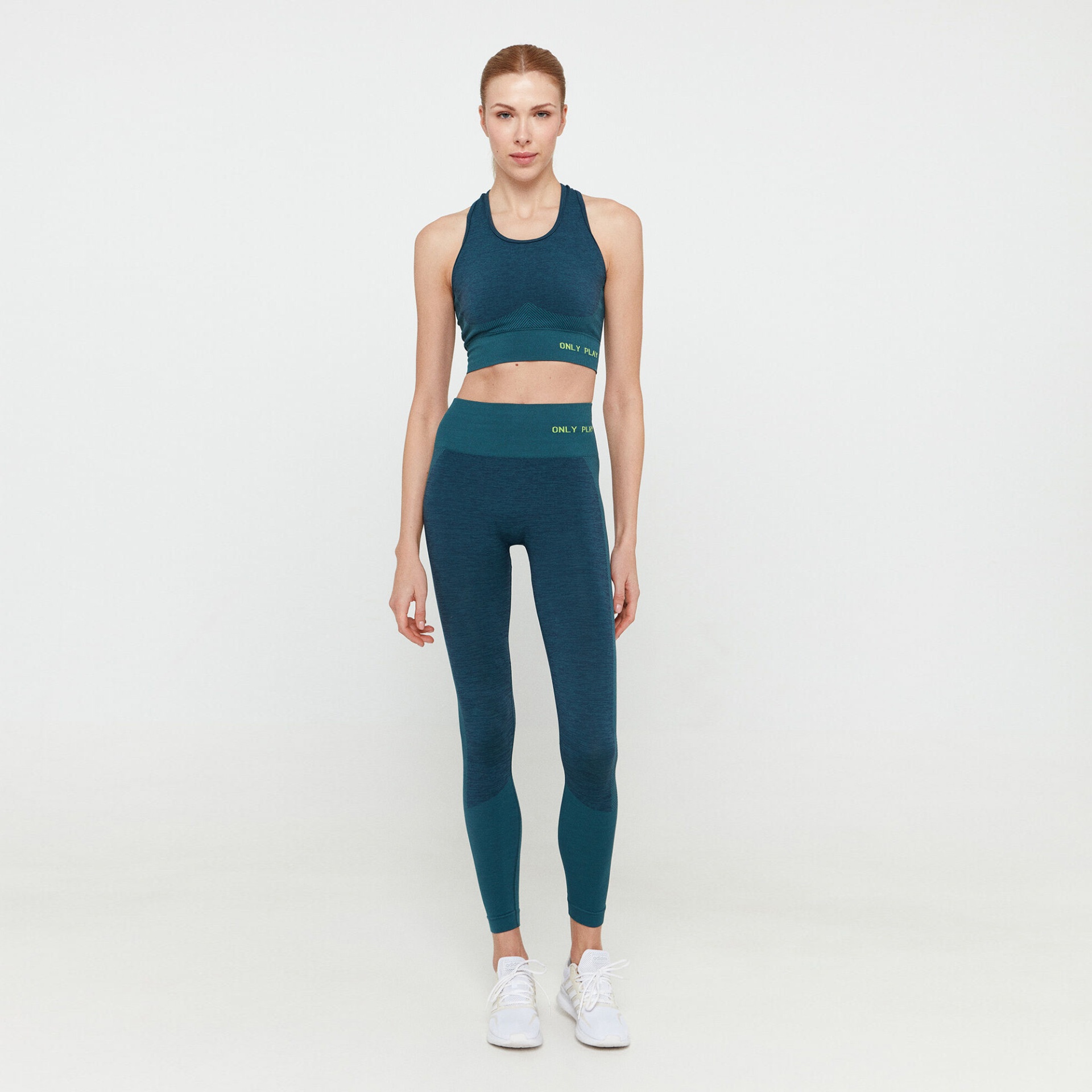 Conjunto desportivo azul escuro e azul petróleo com top e leggings