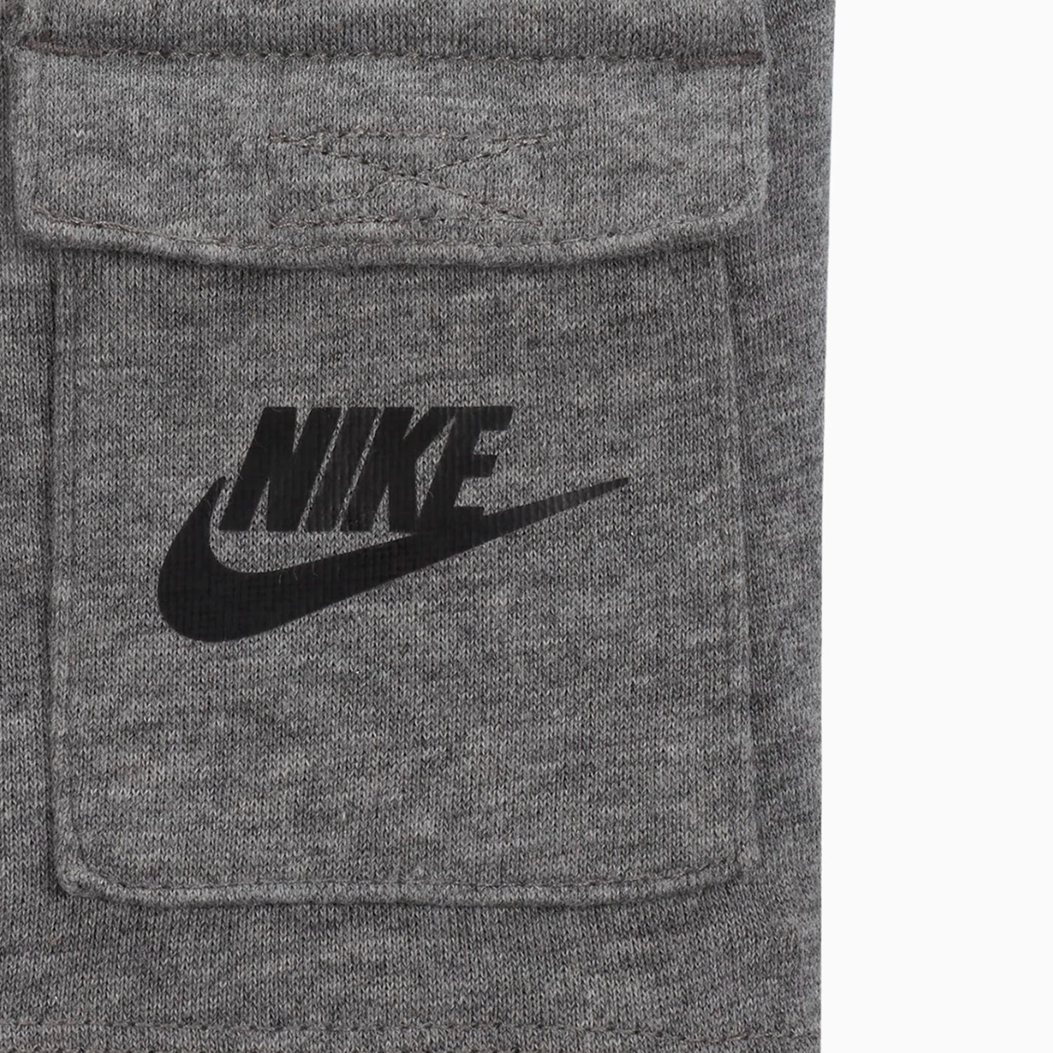 Detalhe de tecido cinzento com bolso e logótipo NIKE preto