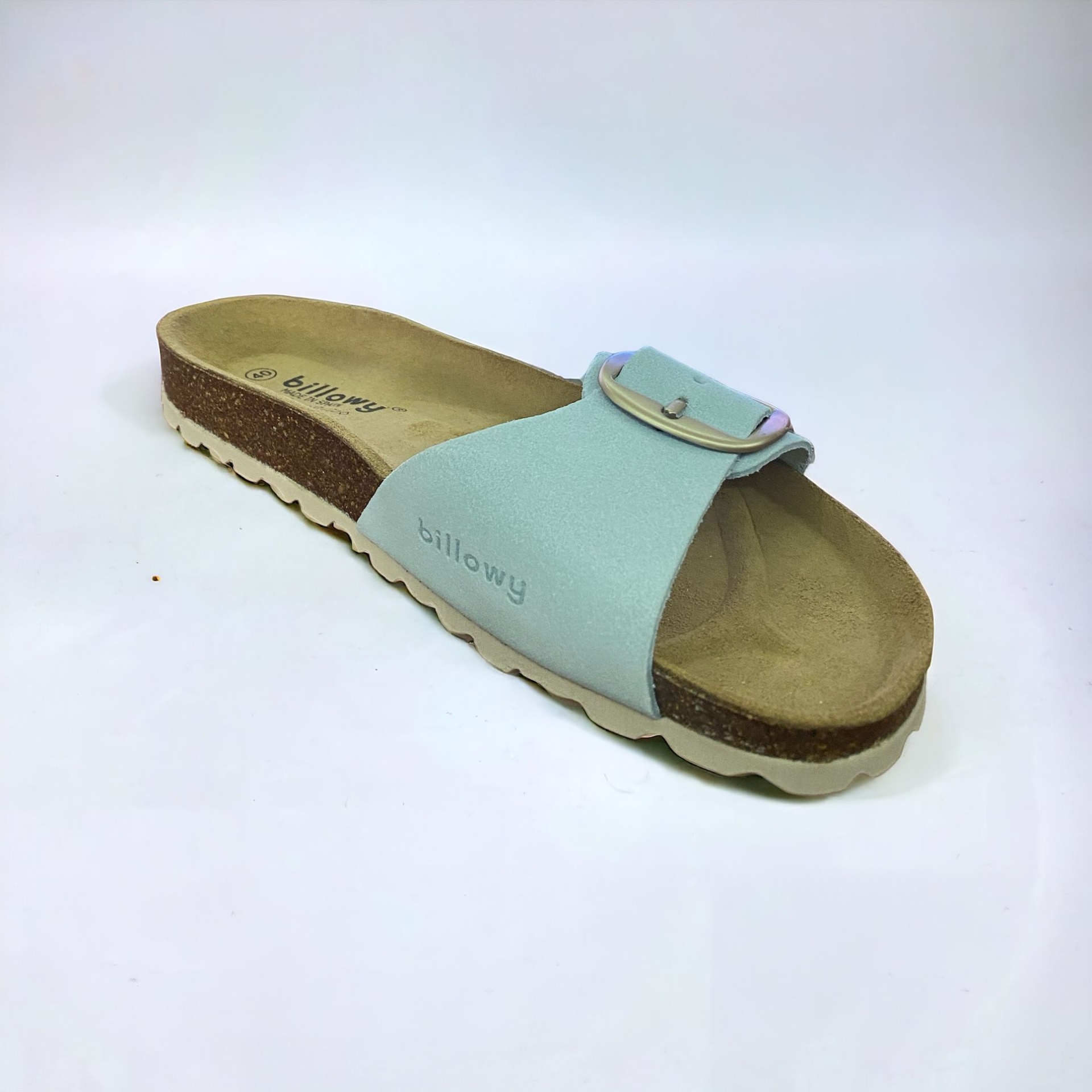 Chinelo azul claro com sola castanha e branca, correia com fivela prateada