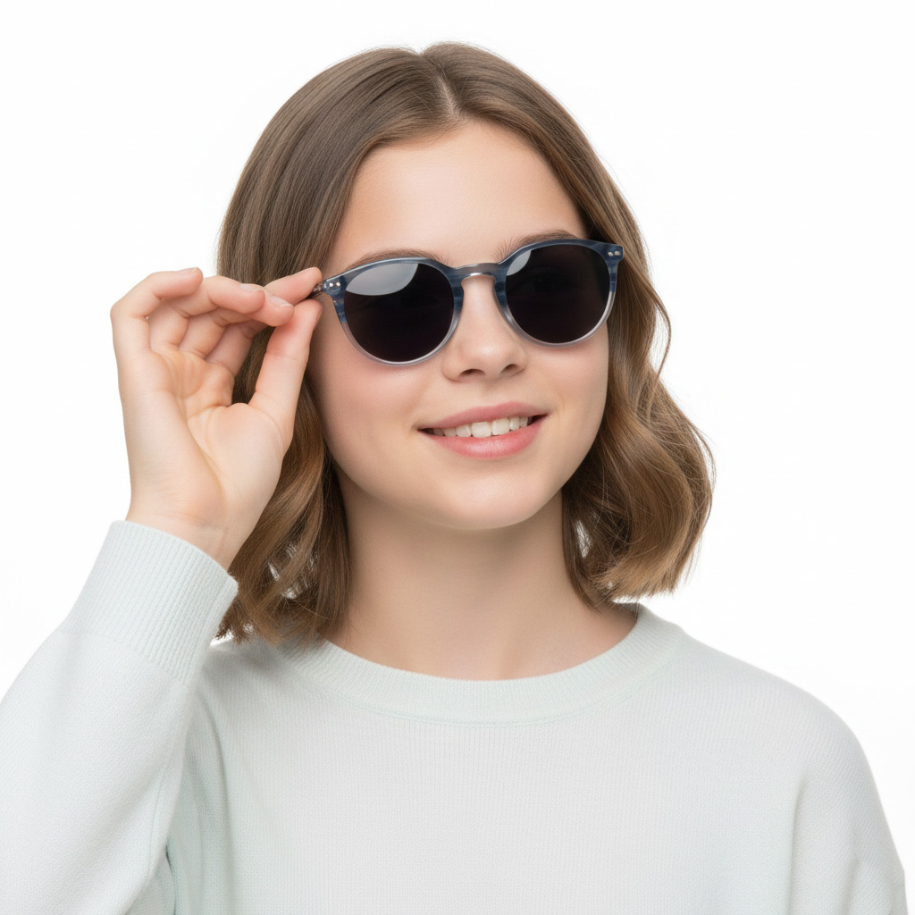 Óculos de sol com armação azul escura e lentes escuras usados por jovem de cabelo castanho claro