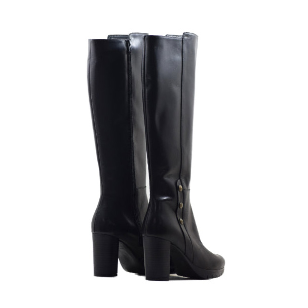 Botas pretas femininas de cano alto com salto grosso e botões laterais