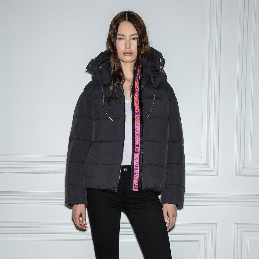 Casaco acolchoado preto com capuz e fecho rosa com texto