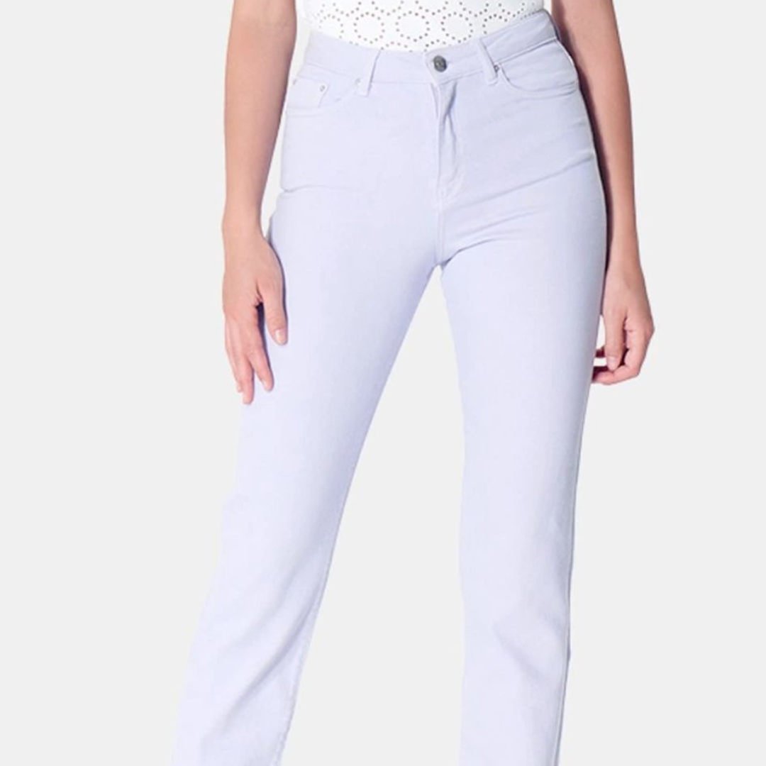 Calças de ganga lilás claro com bolsos e fecho de botões