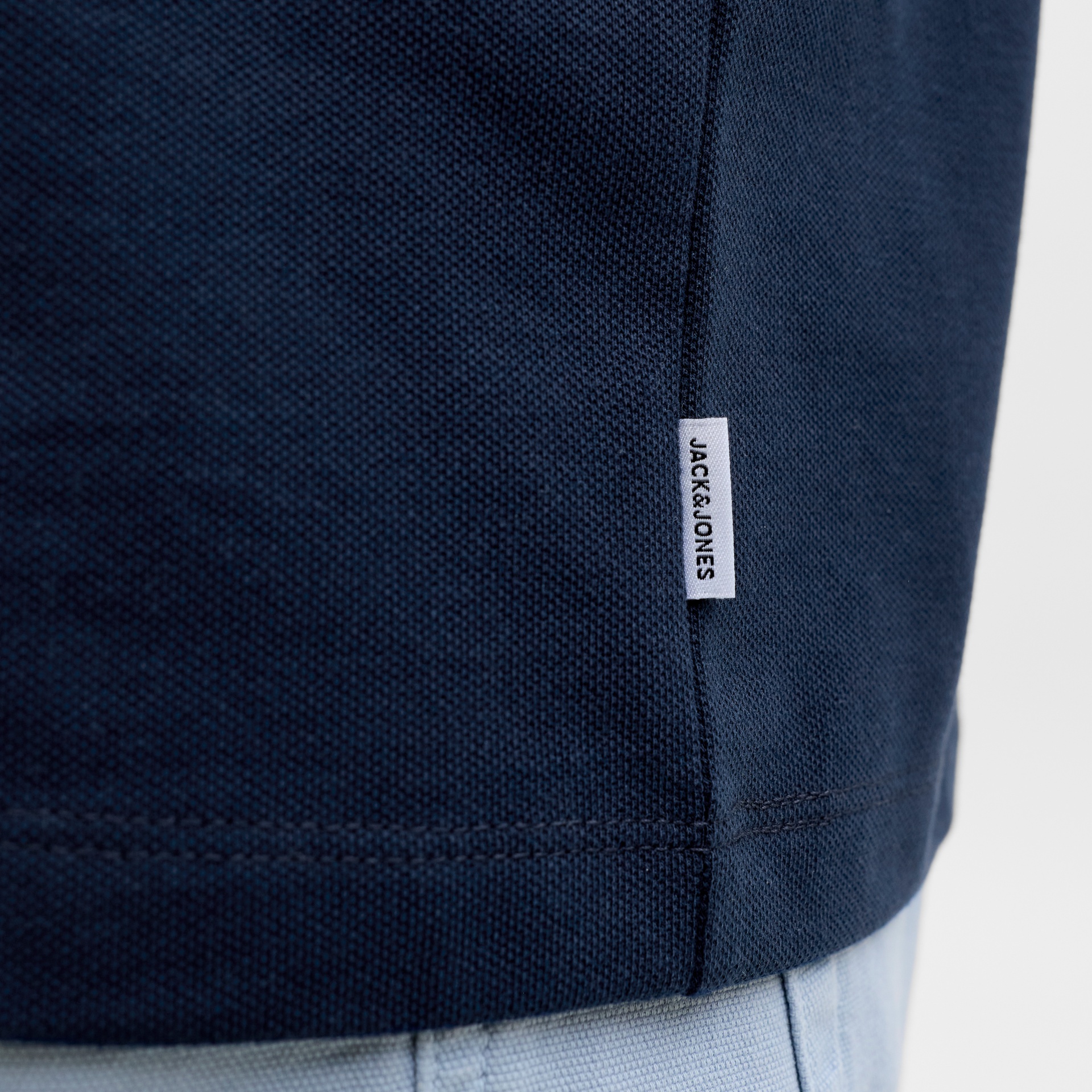 Etiqueta JACK&JONES em t-shirt azul escura