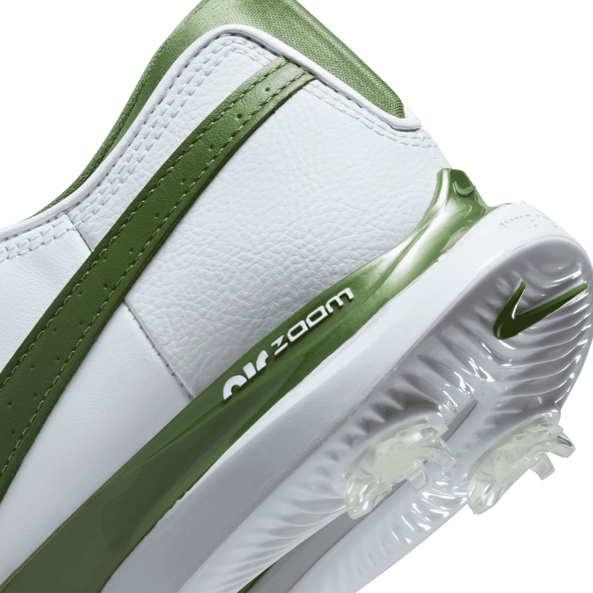 Calçado desportivo branco e verde com sola com cravos e logótipo Nike