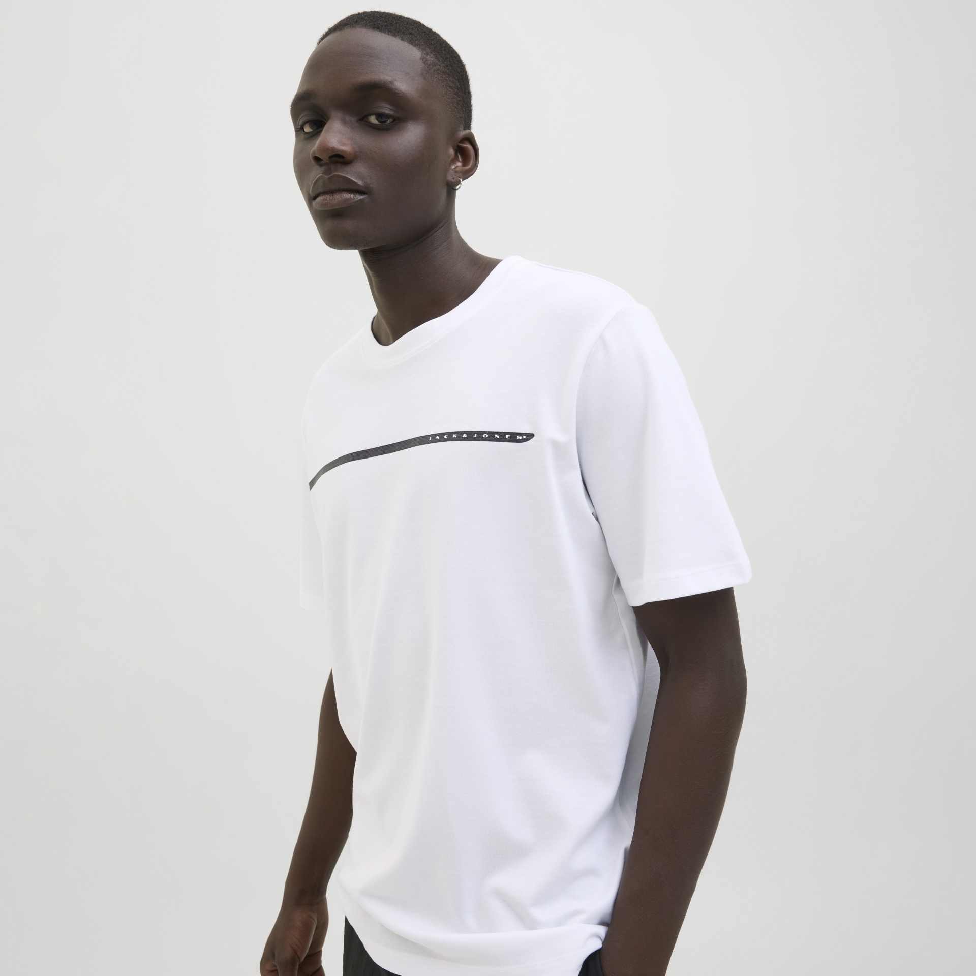 T-shirt branca com estampado preto e texto JACK&JONES.