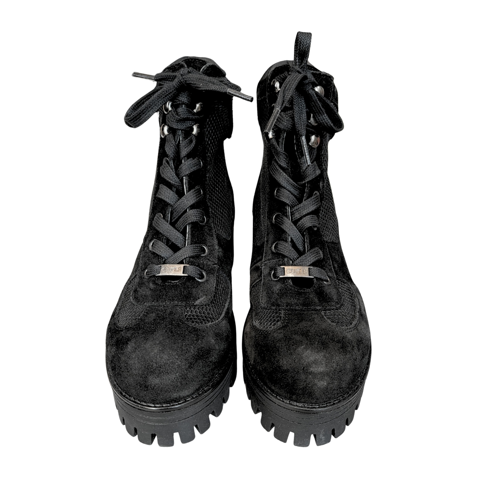 Par de botas pretas robustas com atacadores e sola grossa