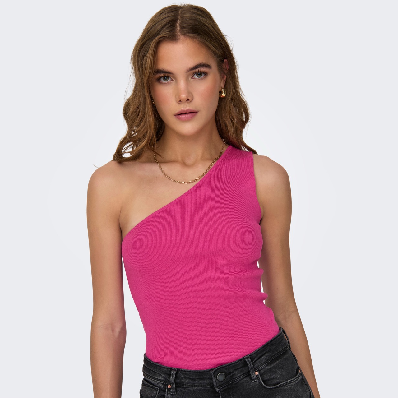 Top feminino rosa de alça única com calças pretas