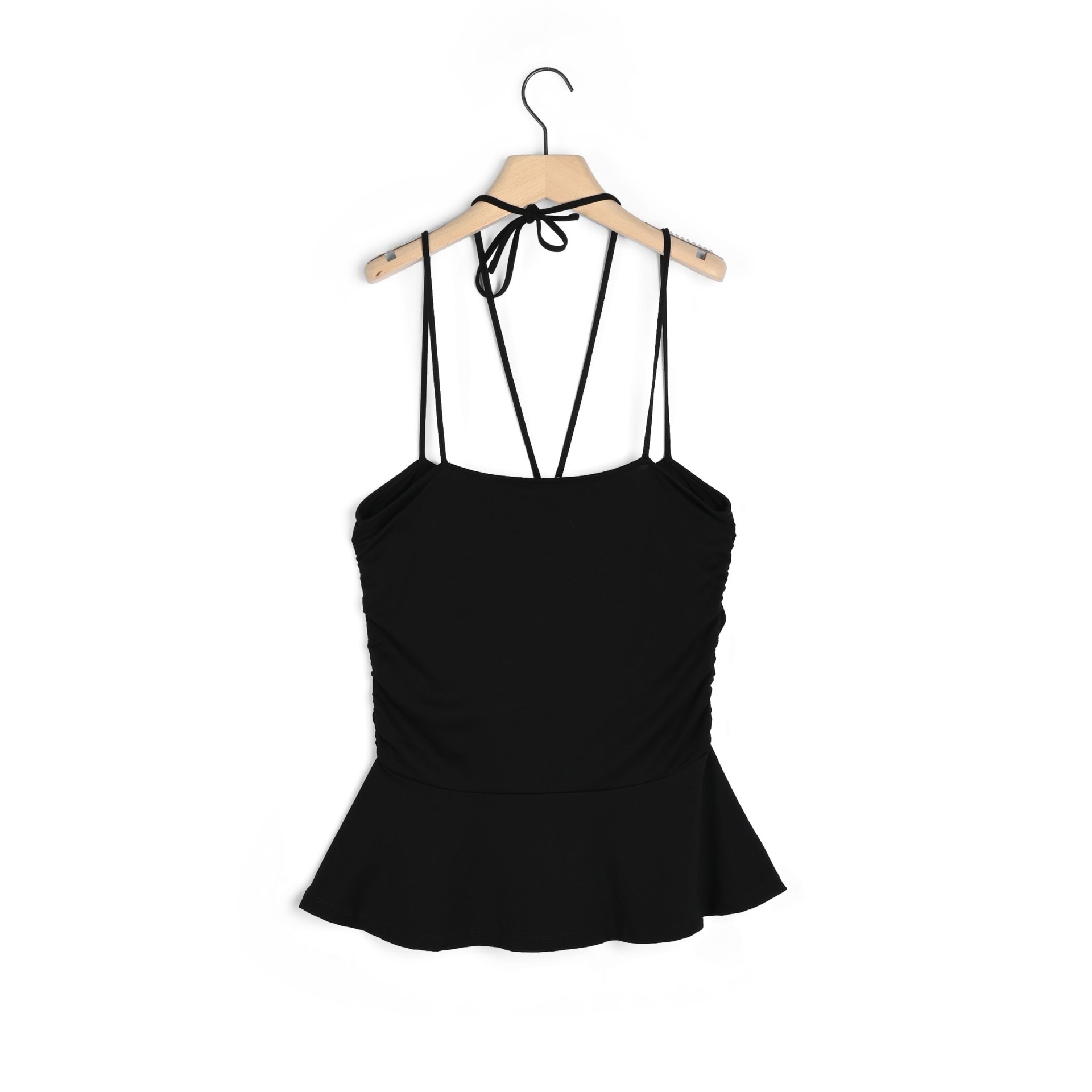 Top preto de alças finas com laço no pescoço num cabide de madeira