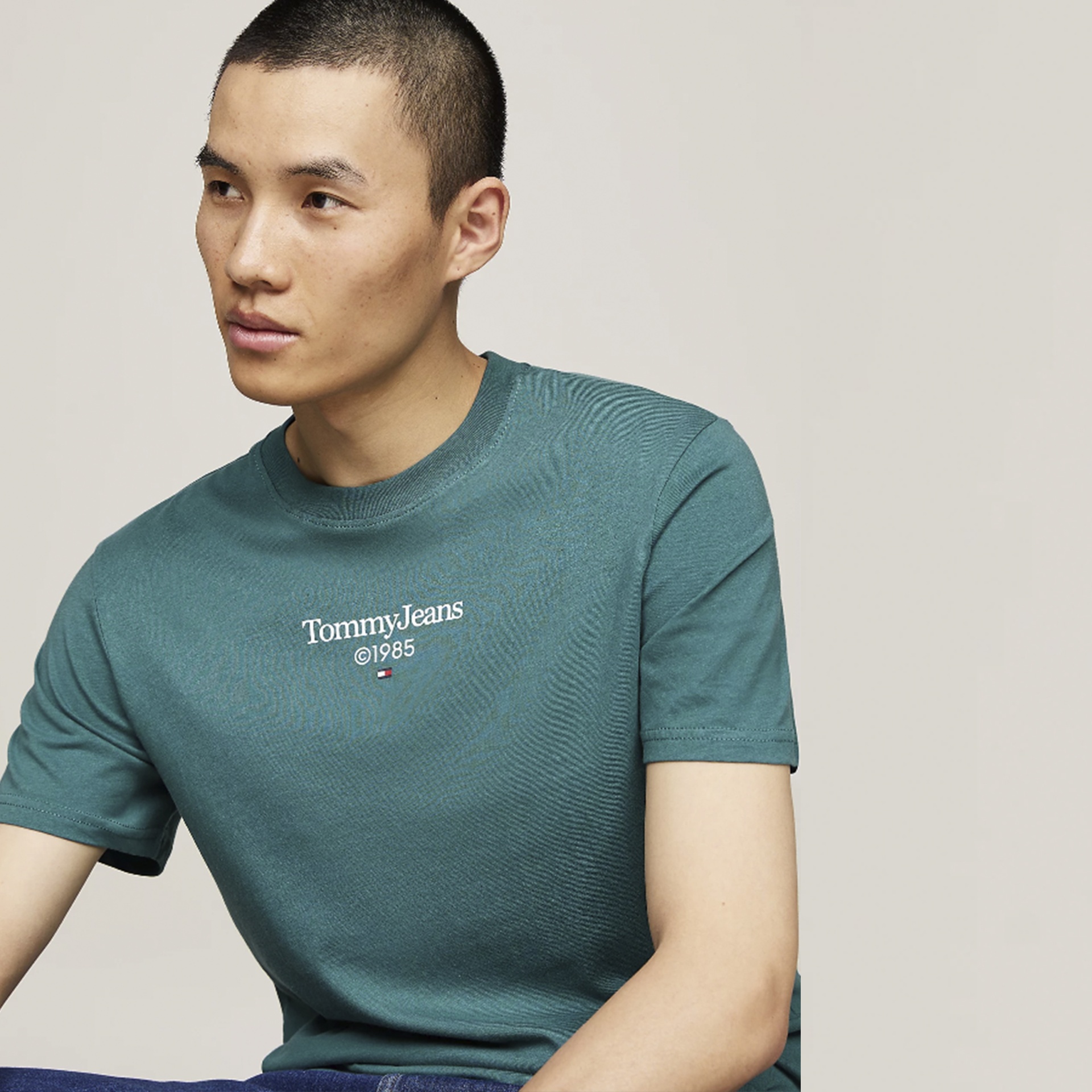 T-shirt verde de algodão com texto 'Tommy Jeans © 1985' no peito