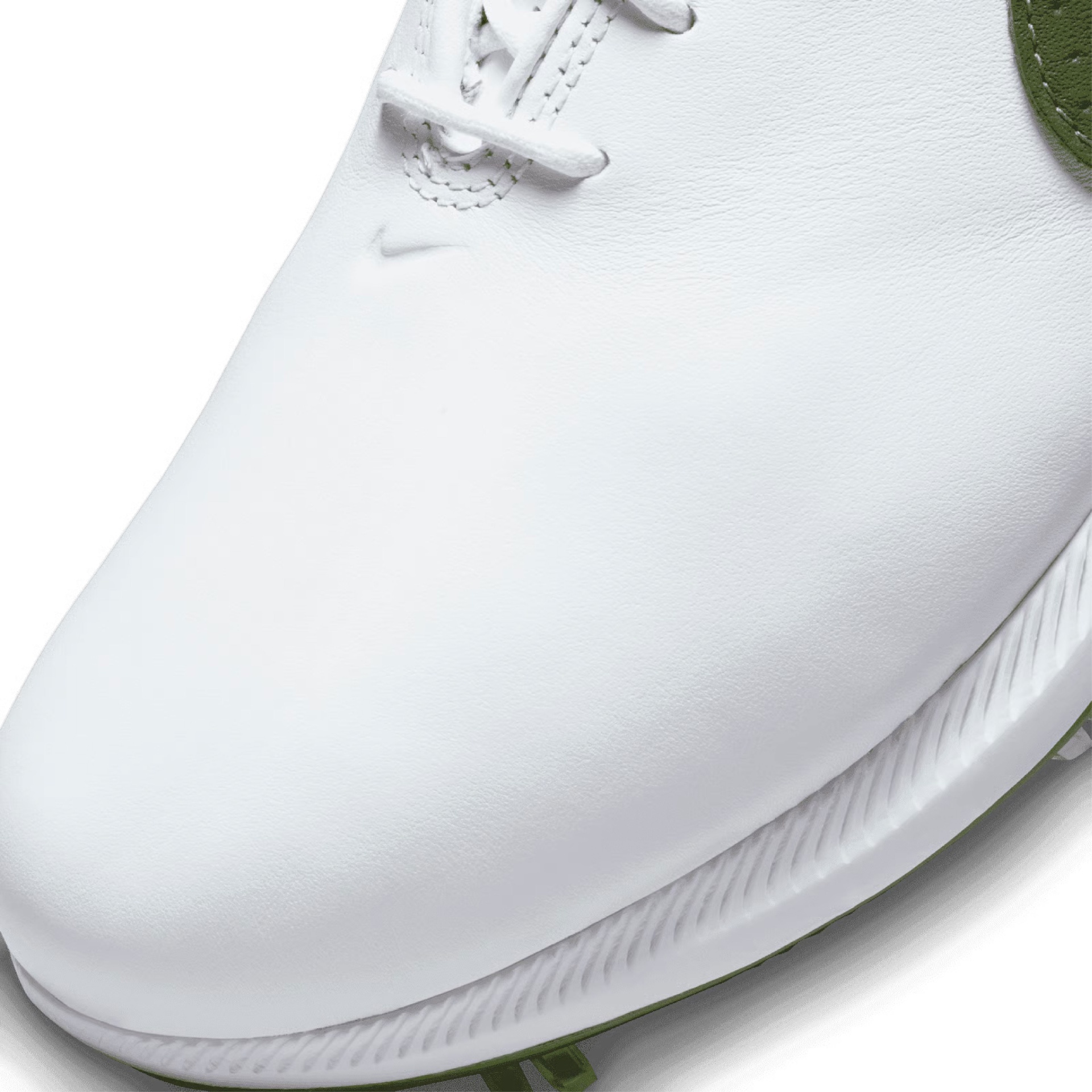 Sapatilha branca de couro com detalhes verdes e logotipo Nike em relevo