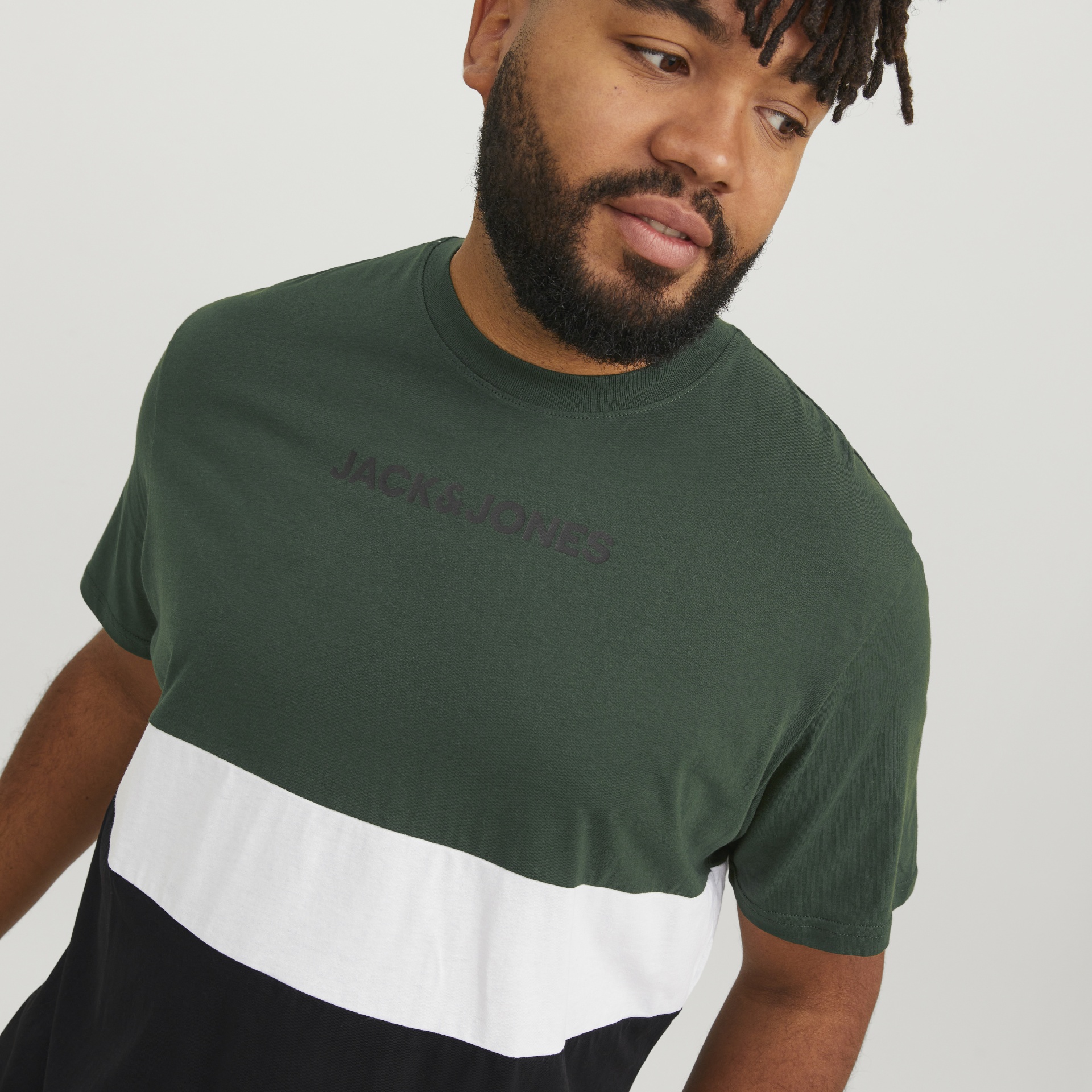 T-shirt verde escura, branca e preta com logo JACK & JONES no peito