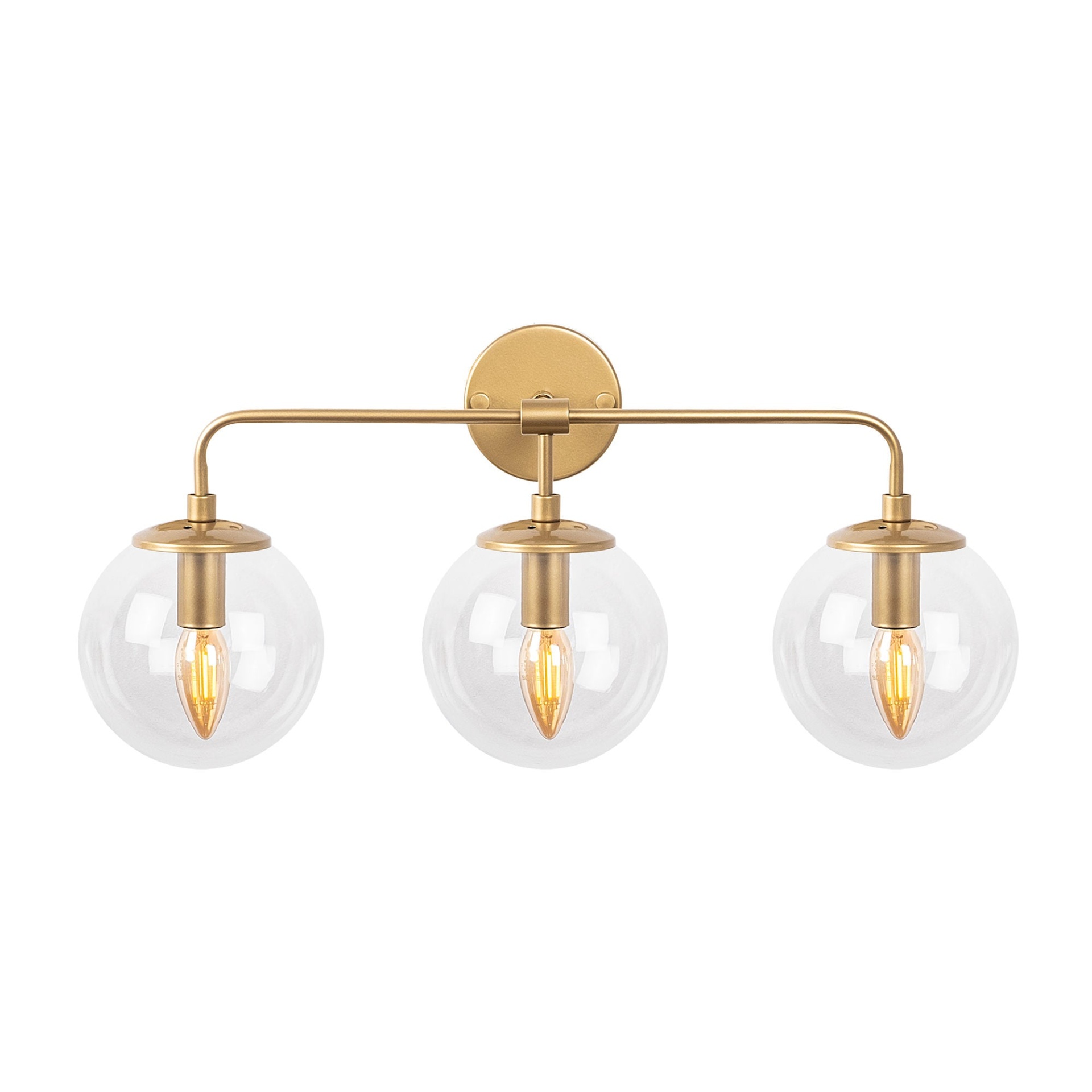 Candeeiro de parede dourado com três globos de vidro transparentes e lâmpadas interiores visíveis
