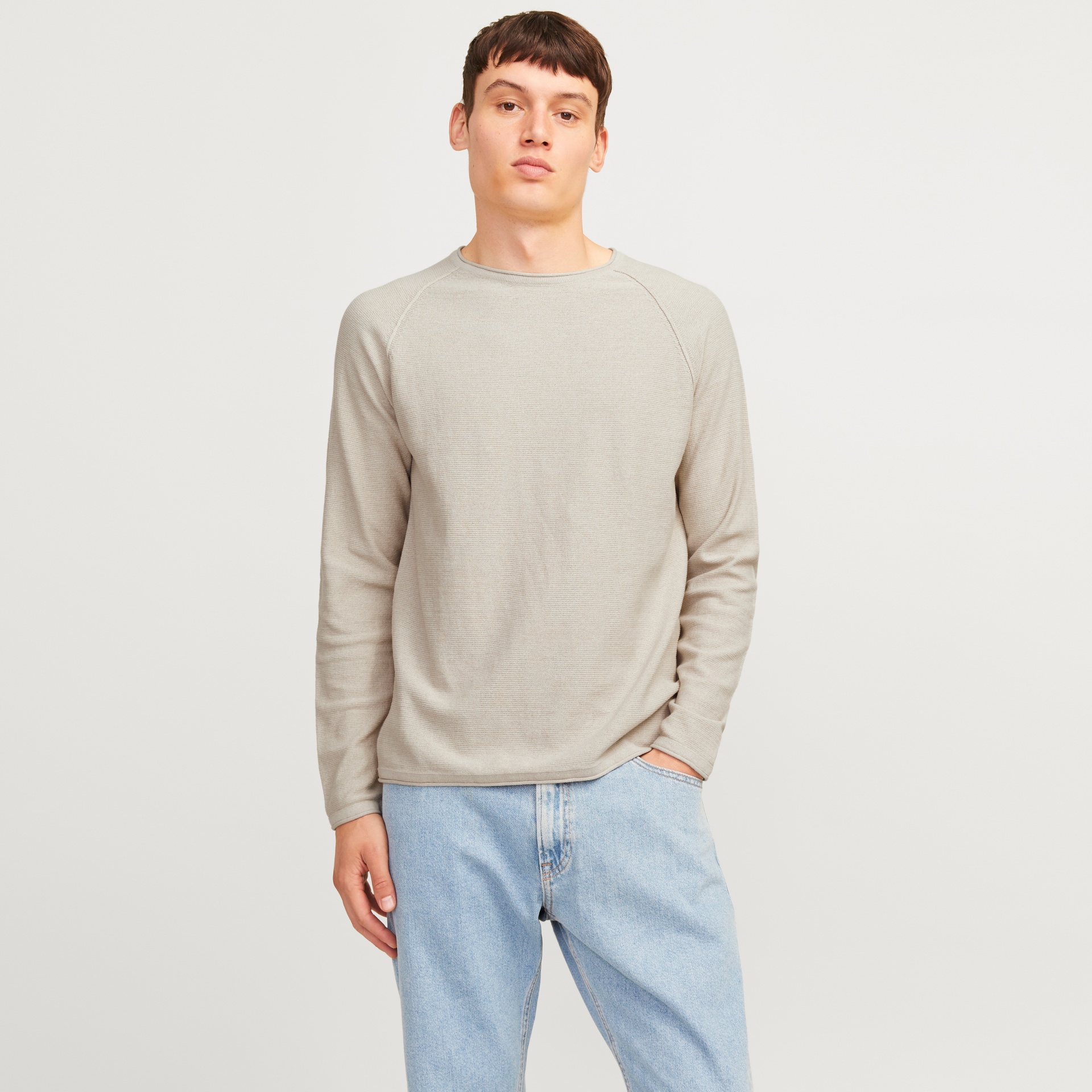 Camisola bege clara de manga comprida com gola redonda vestida por homem