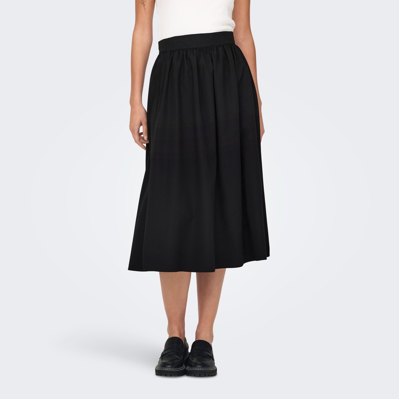 Saia preta midi com cós elástico em modelo feminino