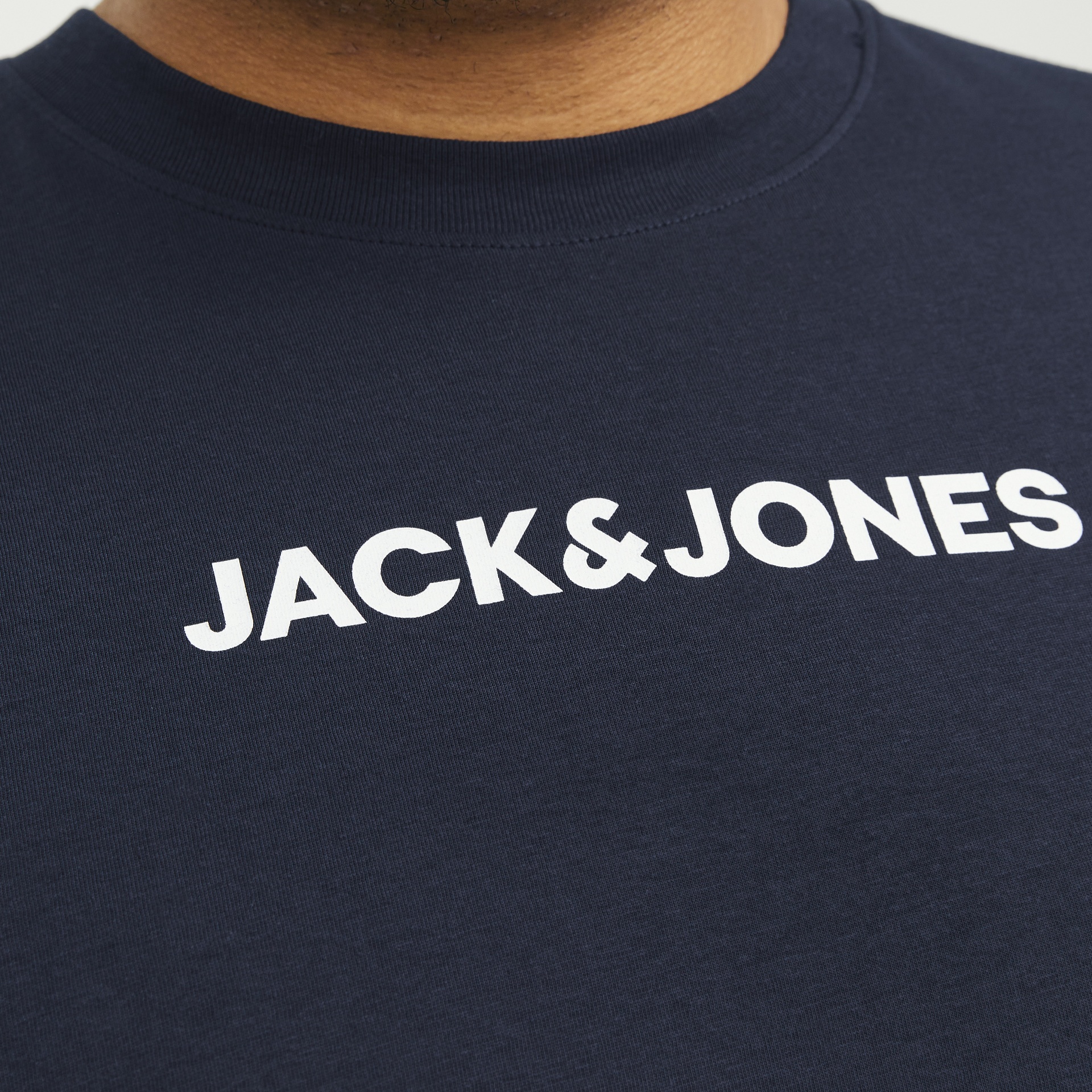 T-shirt azul escura com texto branco JACK & JONES.