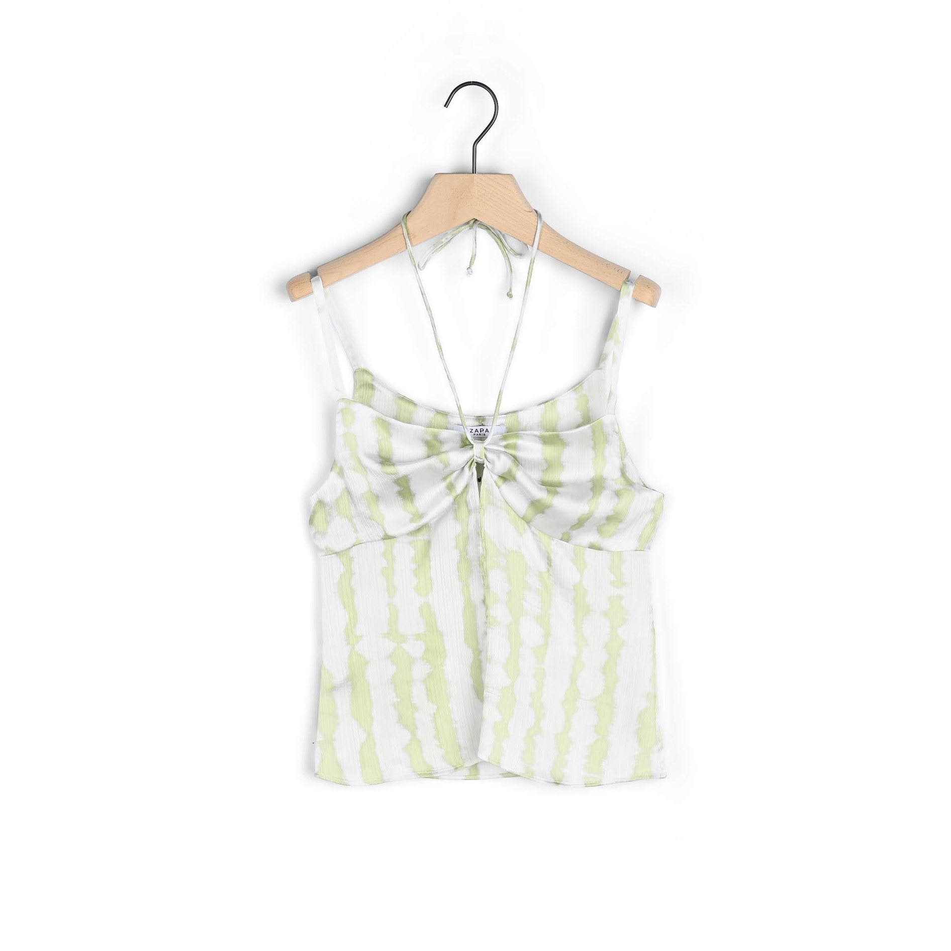 Top verde claro e branco com riscas verticais pendurado em cabide de madeira