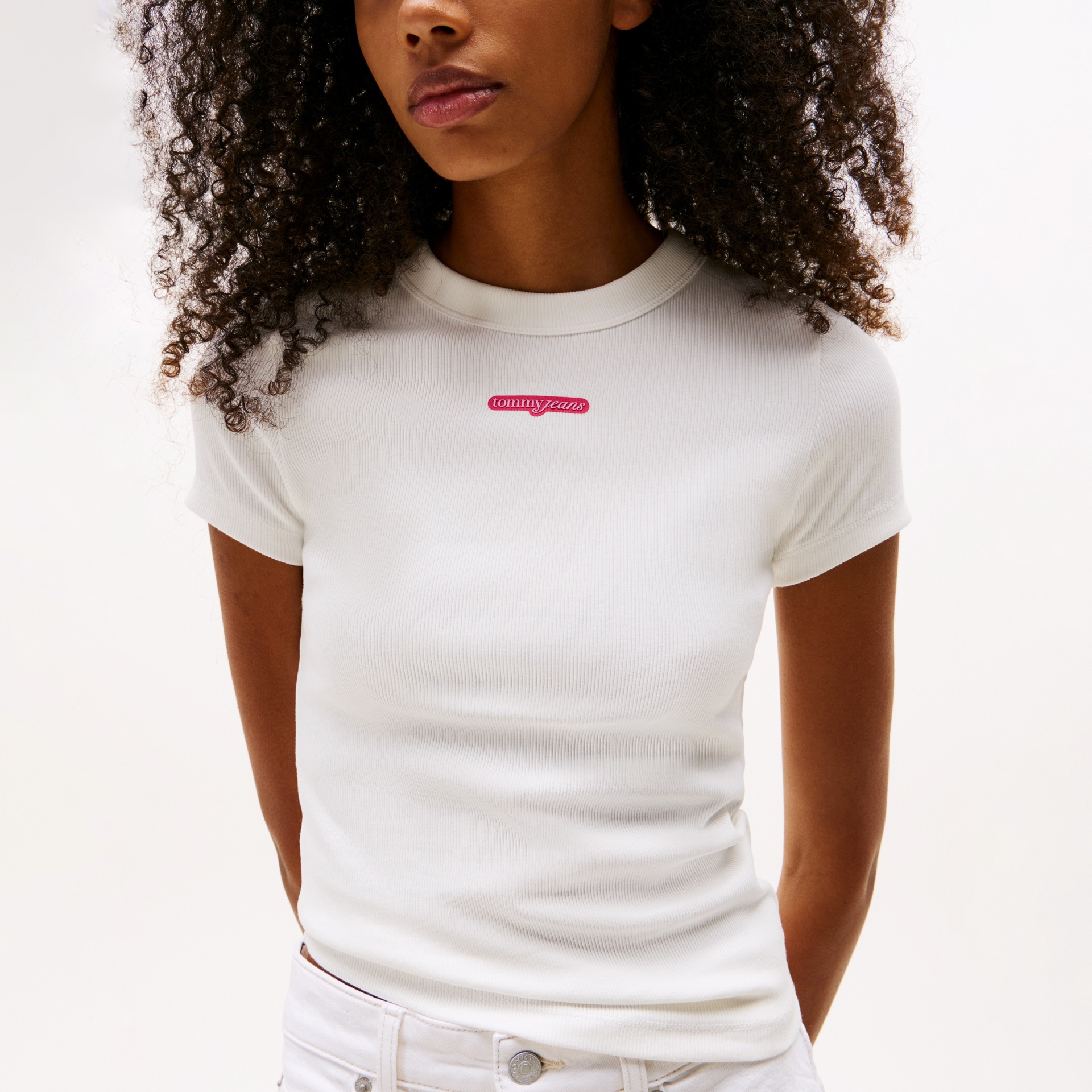 T-shirt branca canelada com logótipo rosado Tommy Jeans