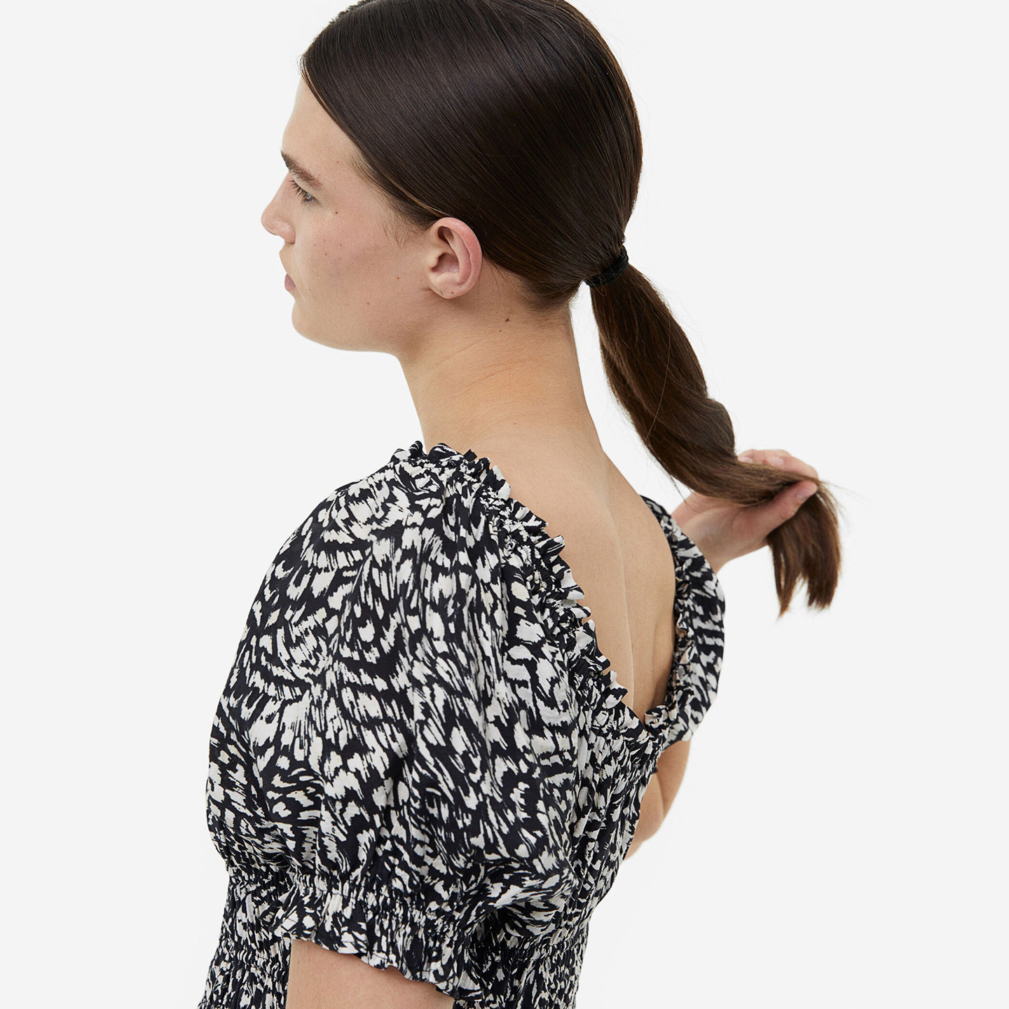 Vestido curto padrão preto e branco com decote em V nas costas