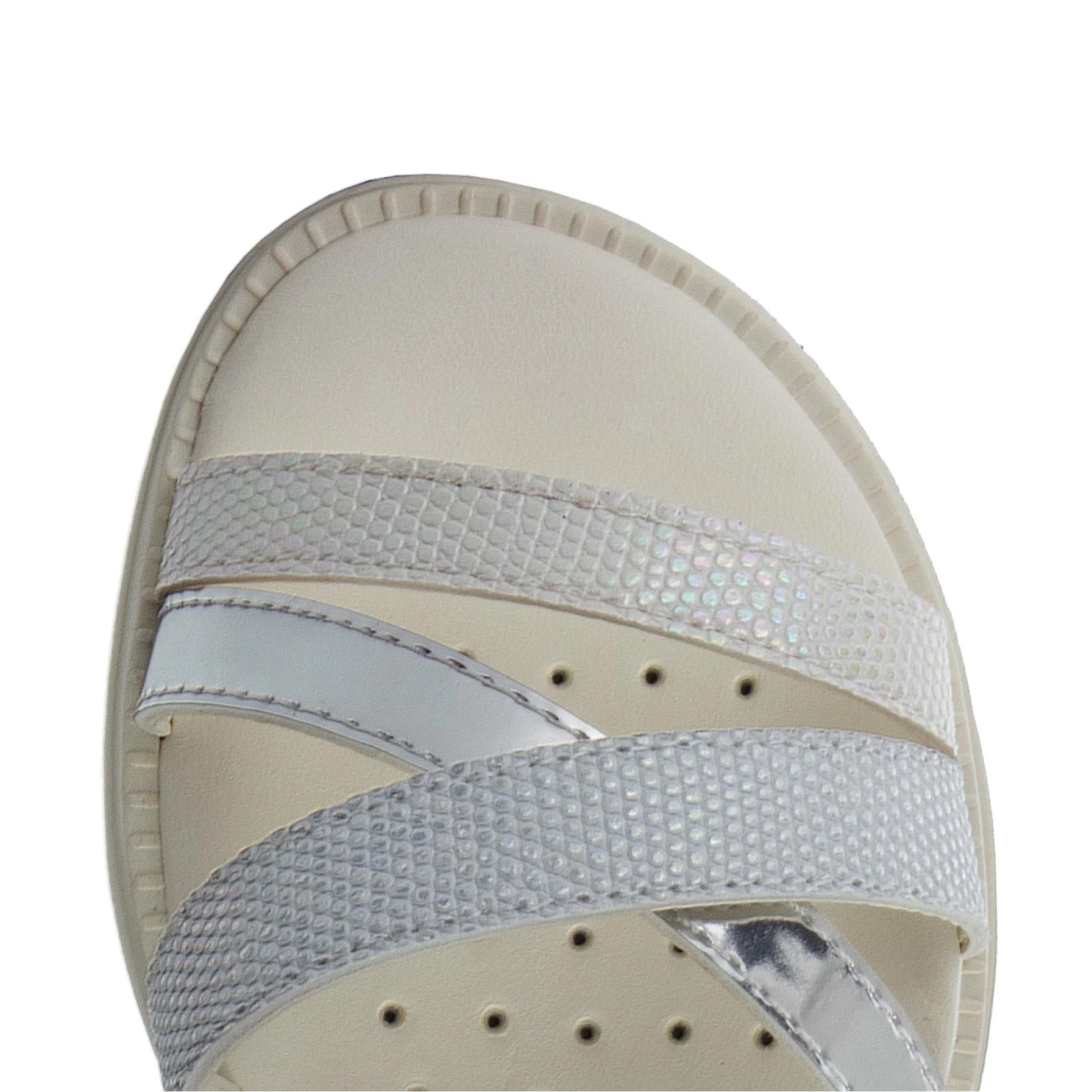 Sandália branca com tiras cruzadas e padrão texturizado