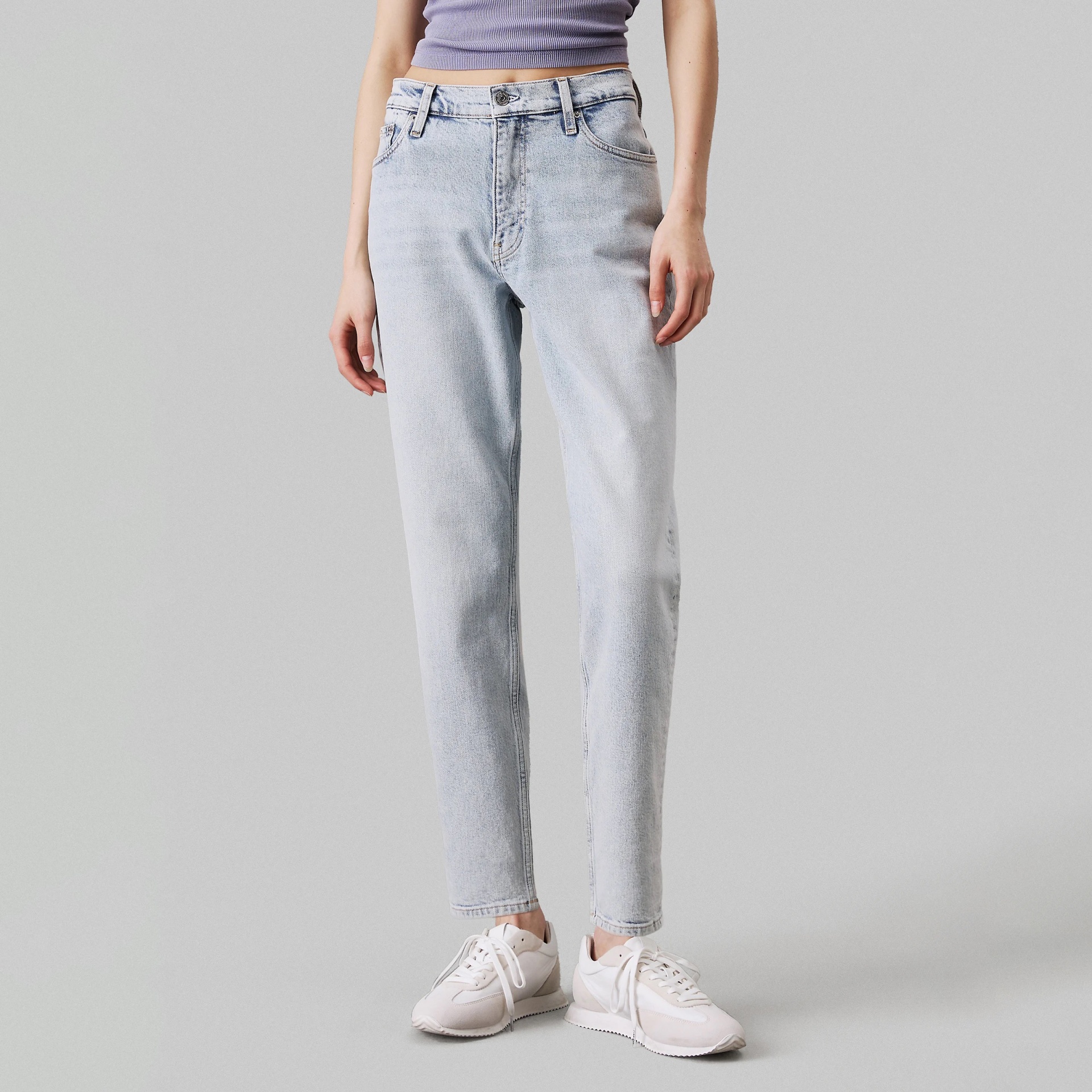 Calças de ganga azul claro com corte reto e top lilás