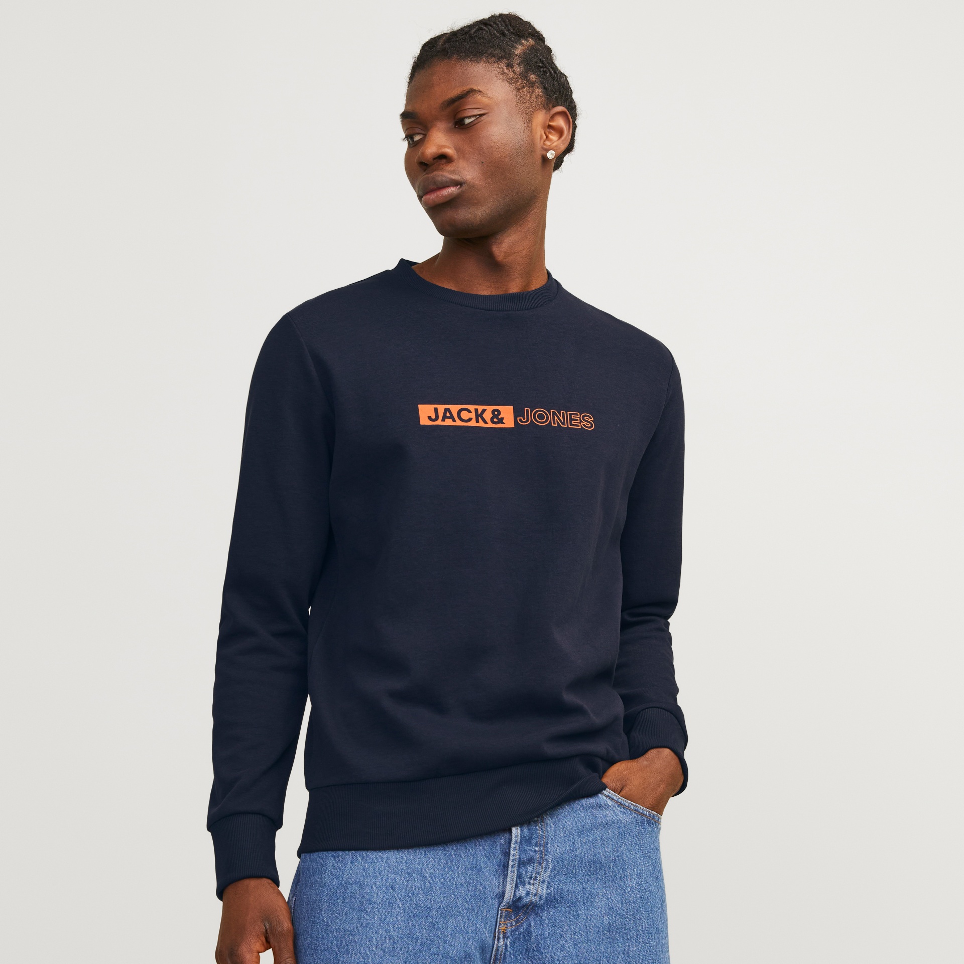 Sweatshirt azul escura com logo JACK & JONES em laranja