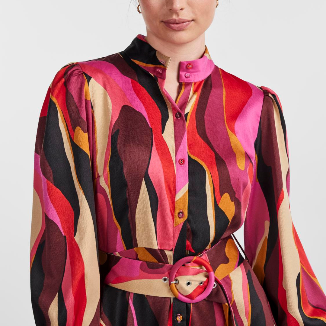 Vestido colorido com padrão abstrato e cinto na cintura