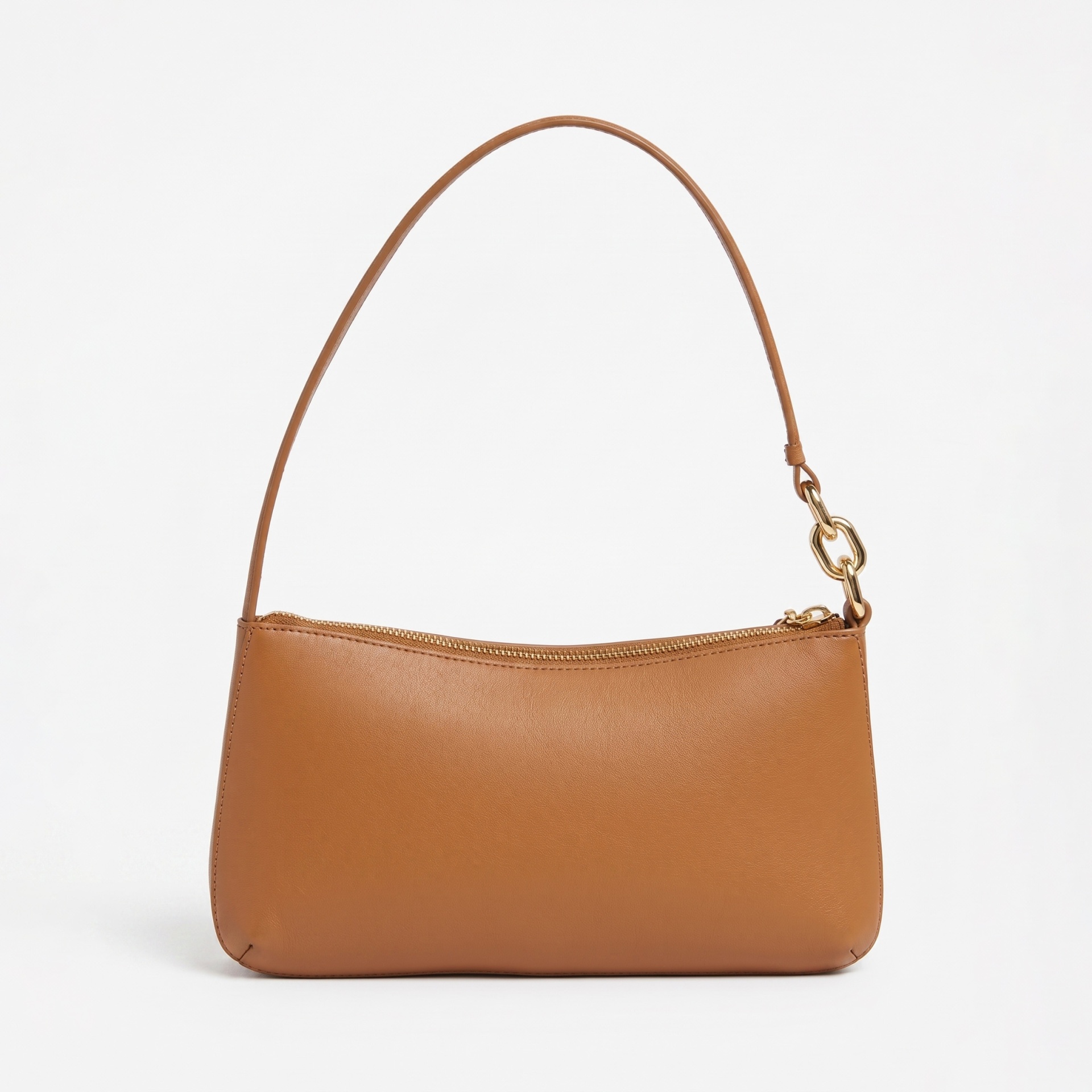 Mala castanha de ombro em couro com fecho dourado e alça com corrente