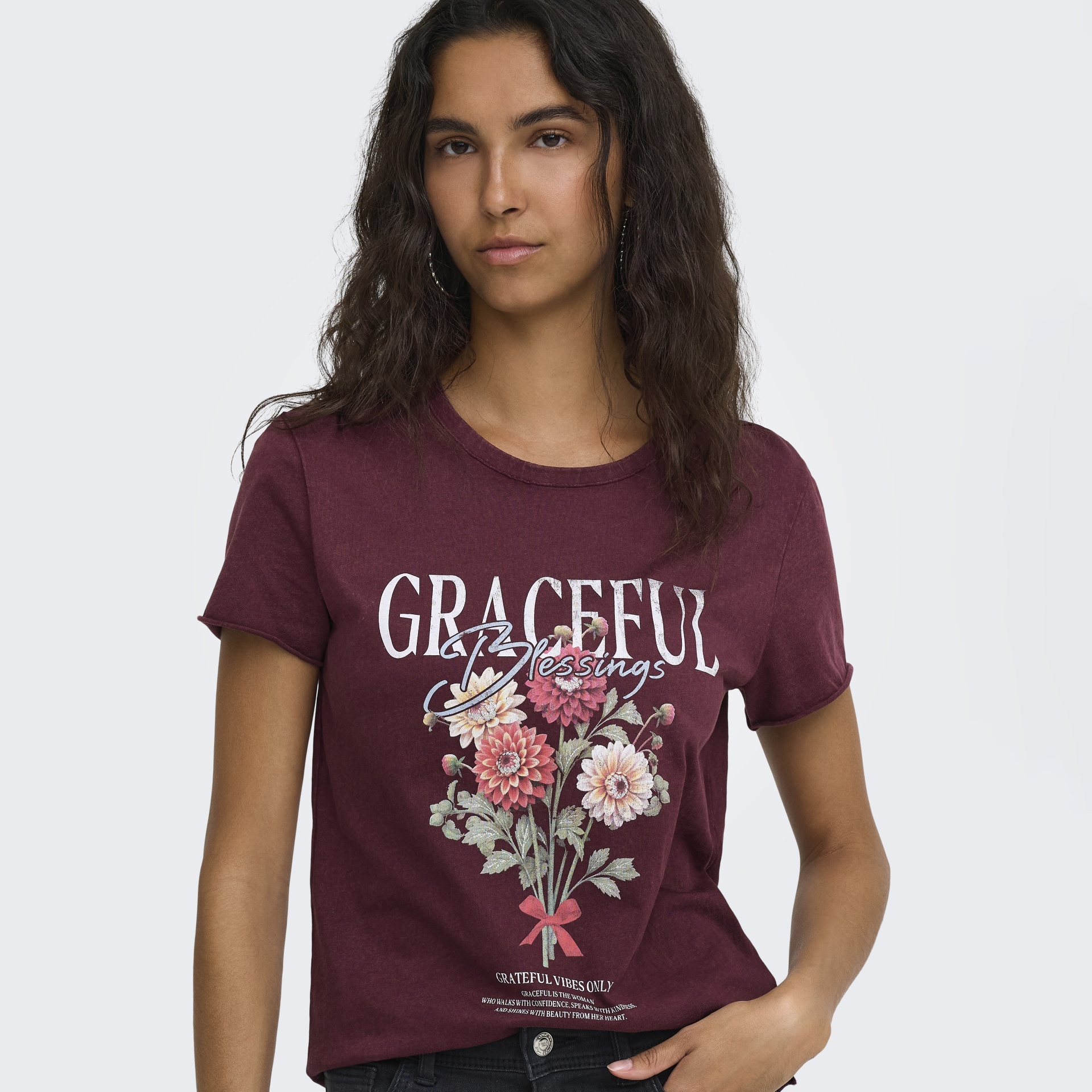 T-shirt borgonha com estampa floral e texto branco